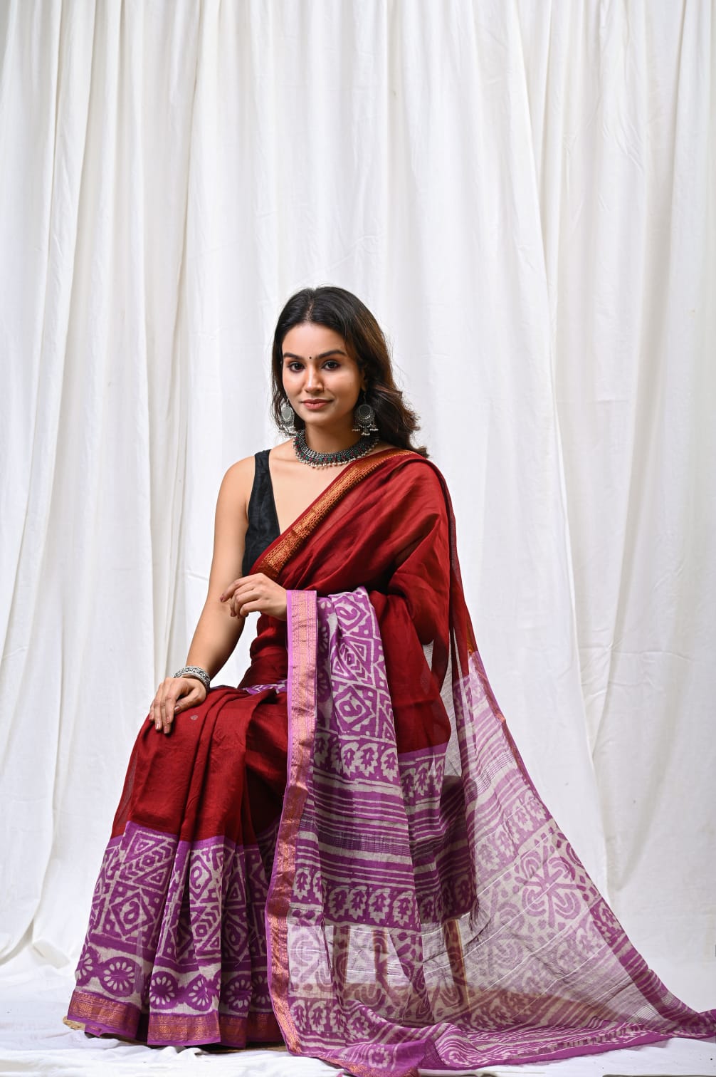 🍁new arrival🍁
Naspal pomegranate print
👌Maheswari silk saree👌
Hand block printed Maheswari silk sarees with blouse
Size- 6.5 with blouse
Quality- silk by silk
Approx weight- 470 gram
👉Pure hand block