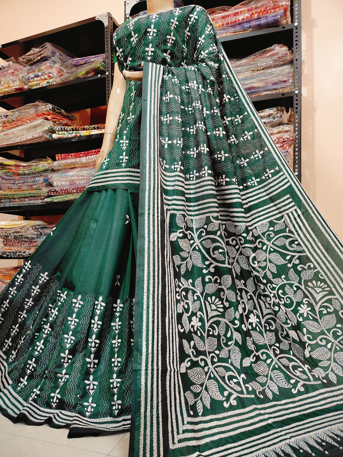 Traditional Shantiniketan hand Kanthastitch saree On
Belendend bangalore silk Material
With Kanthastitch Work Bp