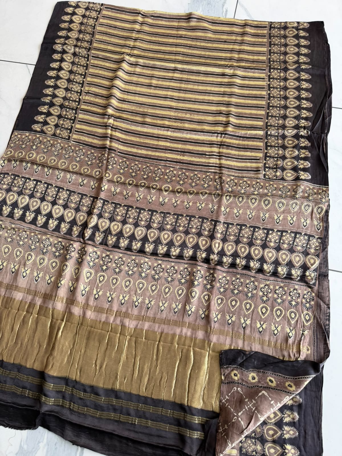 New Arrival Premium Modal Silk 2pc Suit
Top – Modal Silk (2.50 mtr)
Dupatta – Modal Silk (2.50 mtr)
Vanaspati Ajrakh
Kutch Ajrakh Elegant look | Premium Quality | Festive & Party Wear