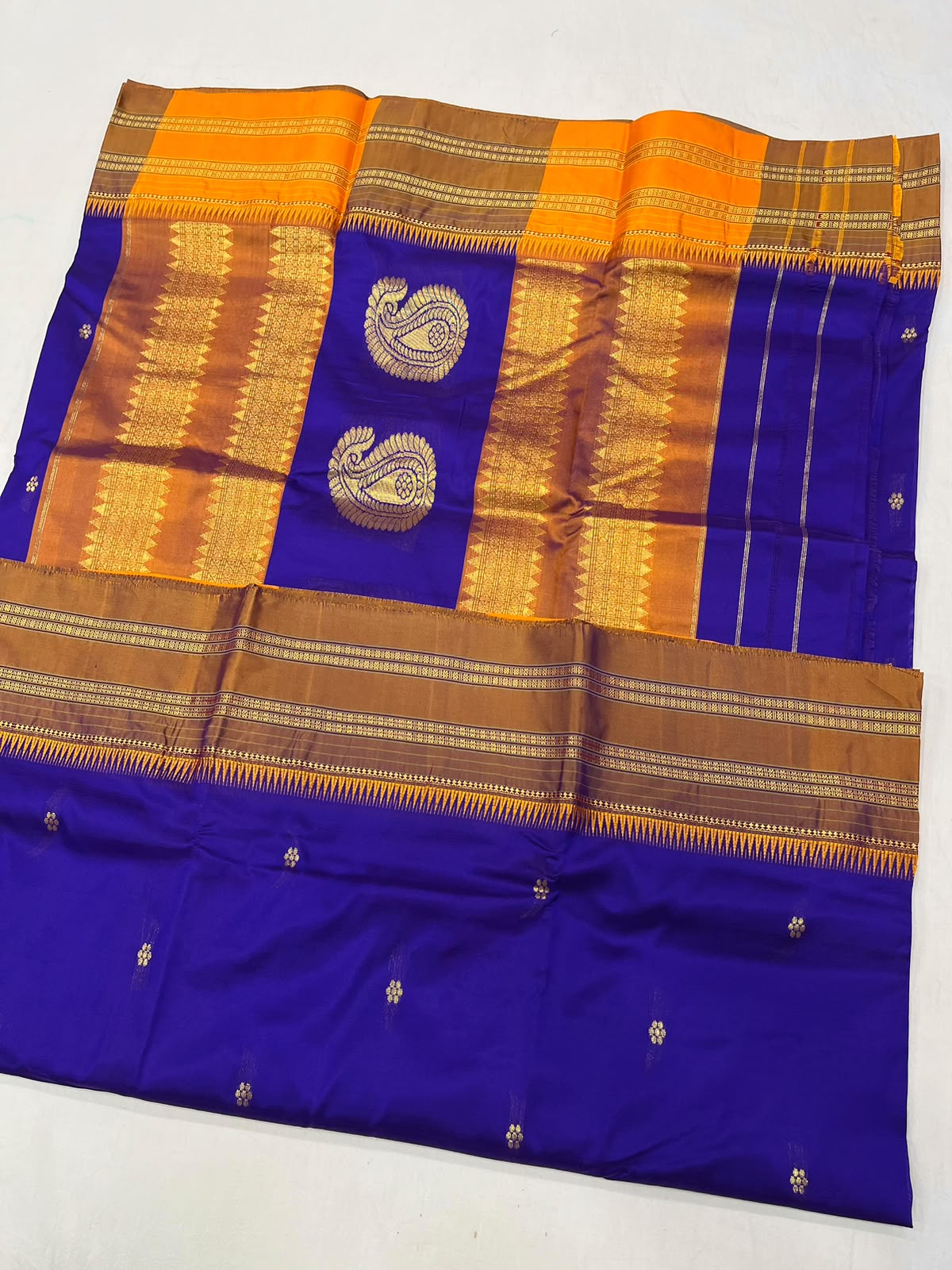 *Narayanpeth silk saree*
Running blouse
Shoulder butti
Pure silk
*Price: 6300/- + ship*