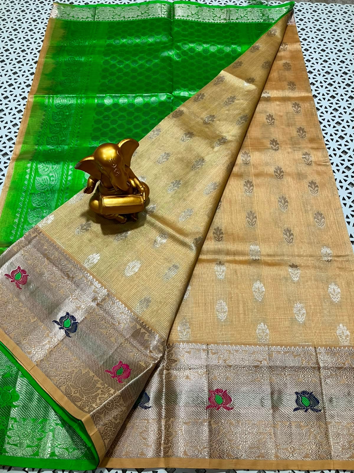 *Material*:Mangalagiri Pattu by cotton
*Model*:Kanchi border checks and butta Pattu sarees
Contrast pallu and blouses
Running pallu and blouses