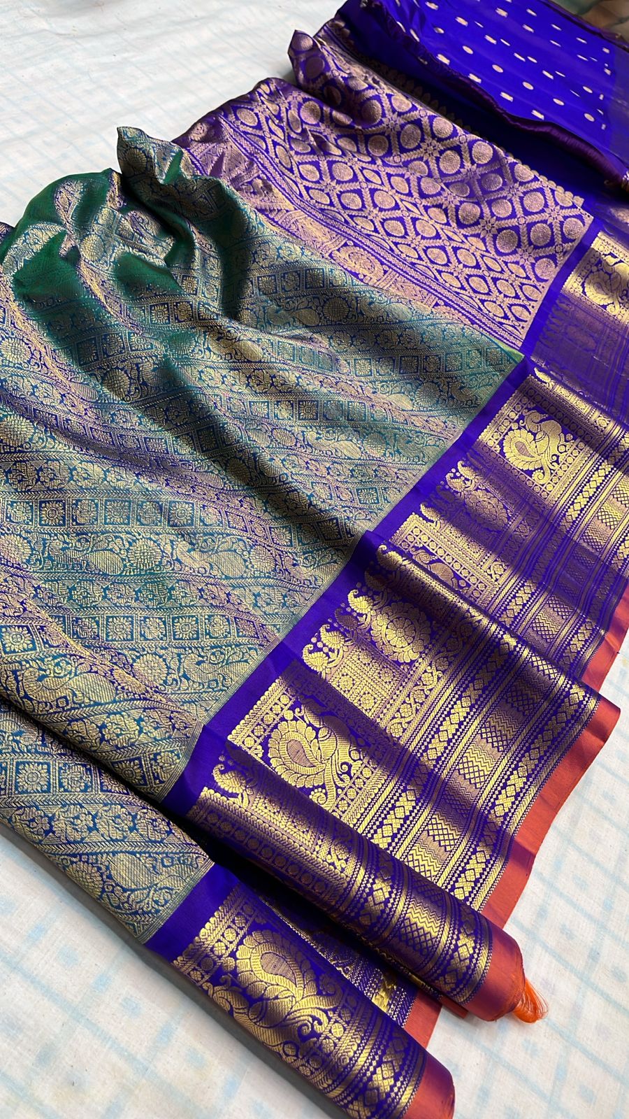 ✨✨Pure Gadwal Traditional
Border Brocade
Pattu Sarees ✨✨