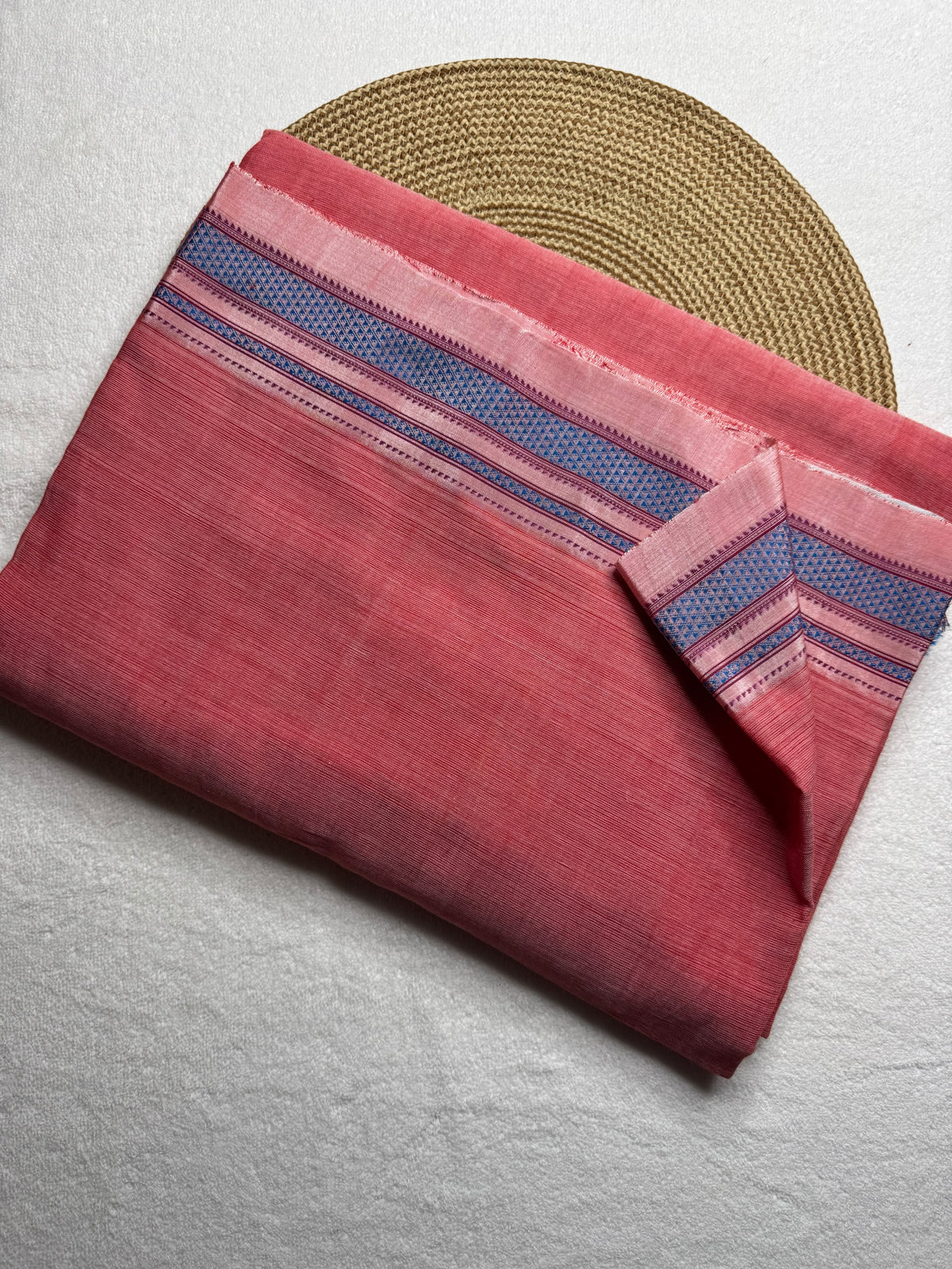 Cotton saree Chikki paras
Material - cotton by cotton
Border - Chikki border
Saree Name - Ilkal cotton Chikki sarees
Pallu - silk pallu
Blouse -running
Handloom -yes
Saree length- 6.2