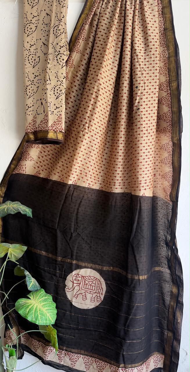 🍁Beautifully Crafted Maheshwari Silk Saree collection🍁
Specially Designed in Bagru jahota rapid dabu hand block print
100% Natural Dye
Fabric : Maheshwari Silk
Length : 5.5 Meters
Blouse Piece : 0.90 Meter