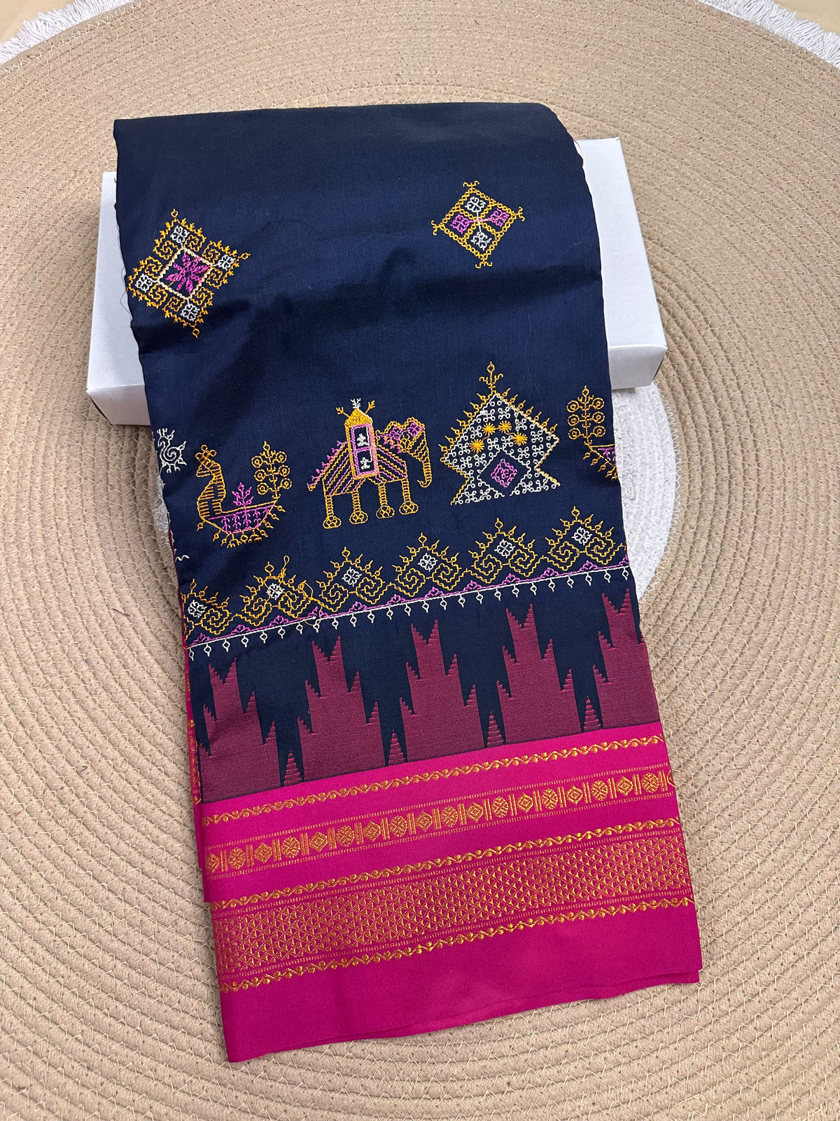 Material - Maserised cotton
Border - Temple border, Chikki Paras
Saree Name -Tana warpa kasuti saree
Pallu -Ilkal pallu
Blouse -contrast
Handloom -no
Saree length- 6.2