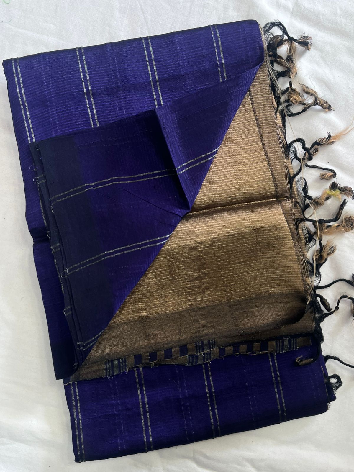 **Material **:- Mangalagiri handloom pattu by cotton
**Model **:- all-over zari lines model sarees
Contrast zari lines pallu & blouse