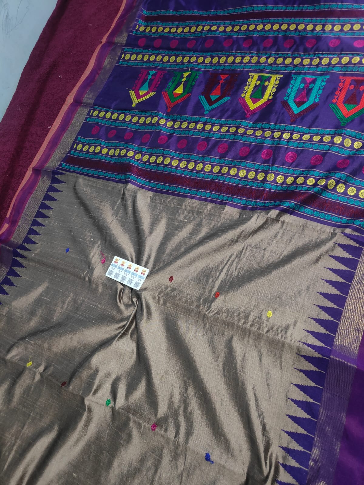 *Pure raw silk handloom Dolabedi temple border saree with contrast blouse*
Silk mark certified