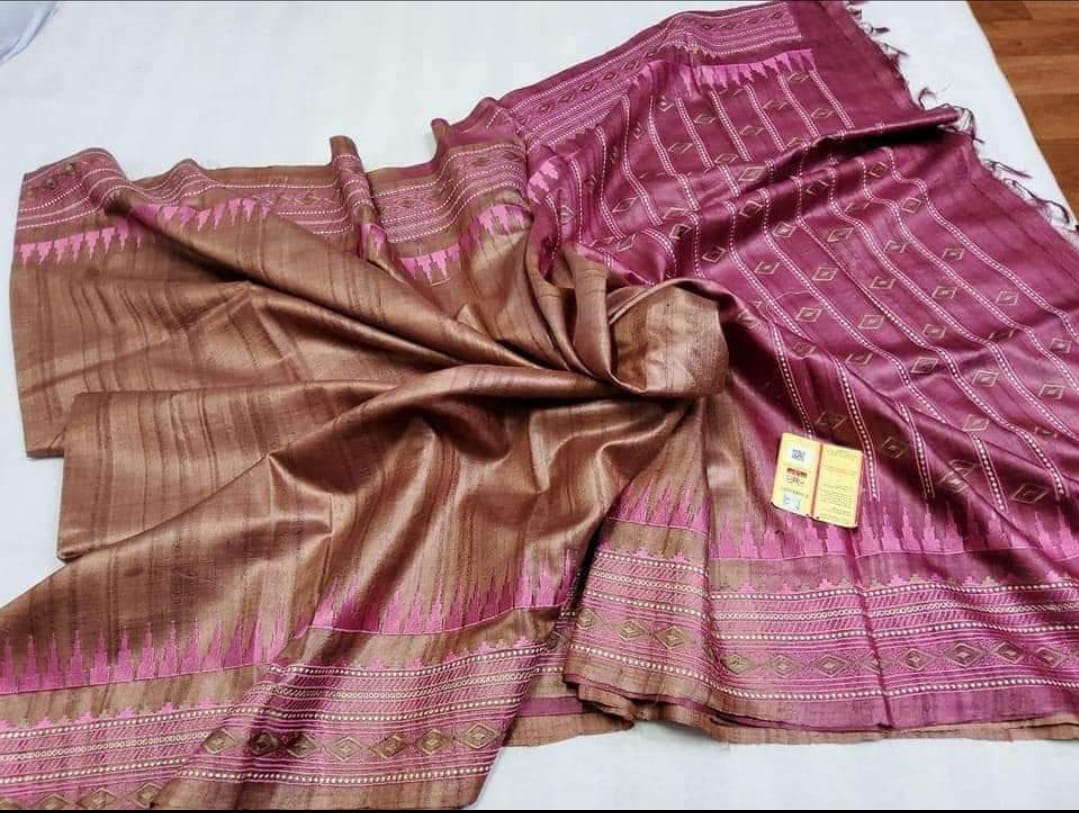 Pure tussar by munga with beautiful temple embroidery design pallu and border silk handloom saree with blouse pc.
Available
Best quality
Silk mark tag 👈🏻