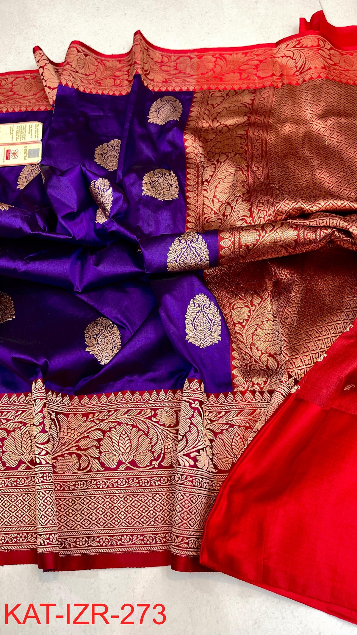 Pure Handloom banarasi KATAN **Checks +Meenakari* SAREE
*KATAN Checks + Meenakari*
Silk Sarees with antique Jari
*Rich Pallu
* Blouse with Border
* Smooth & Soft Fabric with silkmark certificate