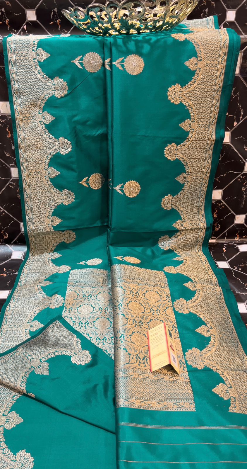 Exclusive Pure Katan Silk Handloom Saree
All-Over Alfi Boota | Kaduwa Border | Pista Zari Work
Rich Pallu | Running Blouse | Silk Mark Certified
Lightweight, Smooth & Soft