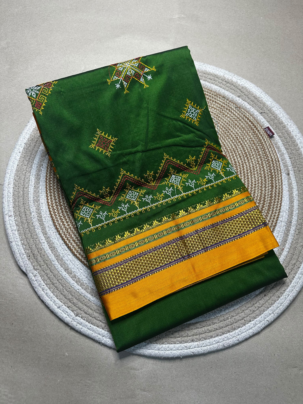 Material - shiny Maserised blended blended silk
Border - chikki paras
Saree Name -ilkal special kasuti saree
Pallu -patti pallu
Blouse -running
Handloom -no
Saree length- 6.2