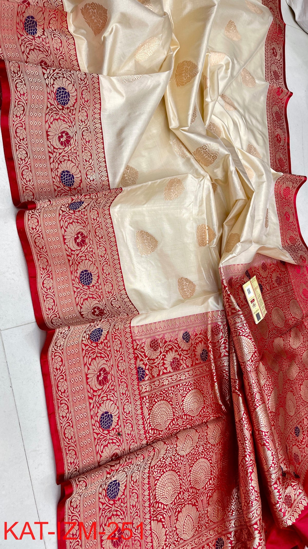 Pure Handloom banarasi KATAN **Checks +Meenakari* SAREE
*KATAN Checks + Meenakari*
Silk Sarees with antique Jari
*Rich Pallu
* Blouse with Border
* Smooth & Soft Fabric