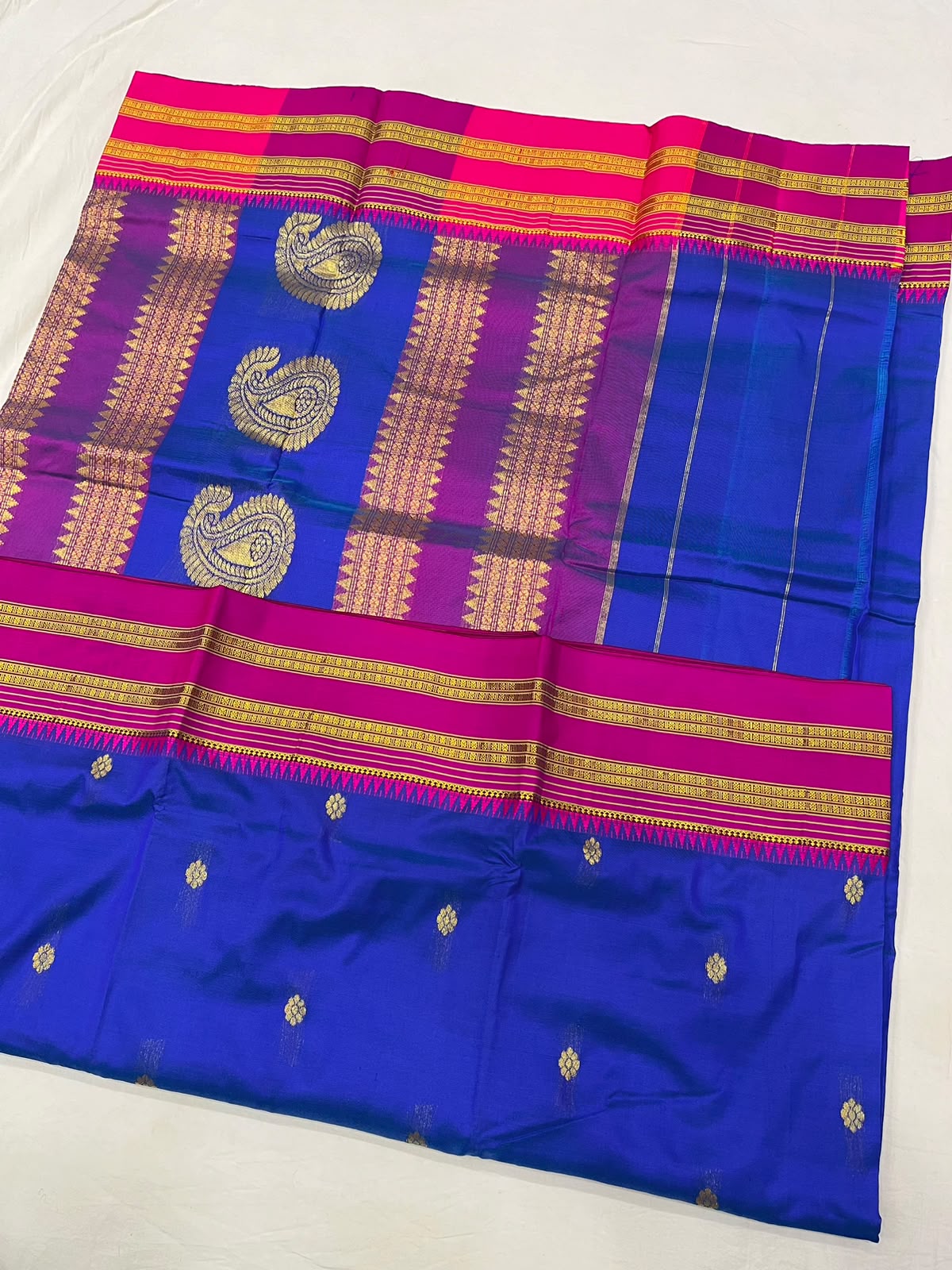 *Narayanpeth silk saree*
Running blouse
Shoulder butti
Pure silk
*Price: 6300/- + ship*