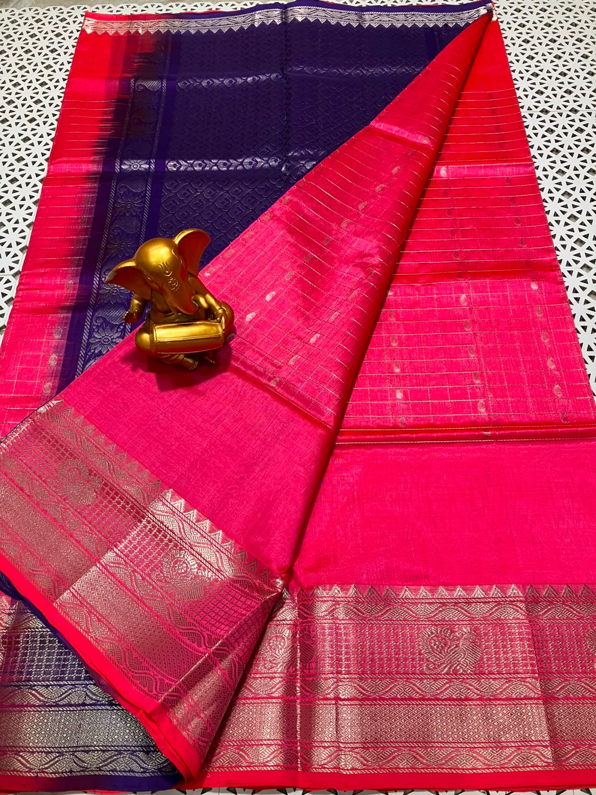 *Material*:Mangalagiri Pattu by cotton
*Model*:Kanchi border checks and butta Pattu sarees
Contrast pallu and blouses
Running pallu and blouses