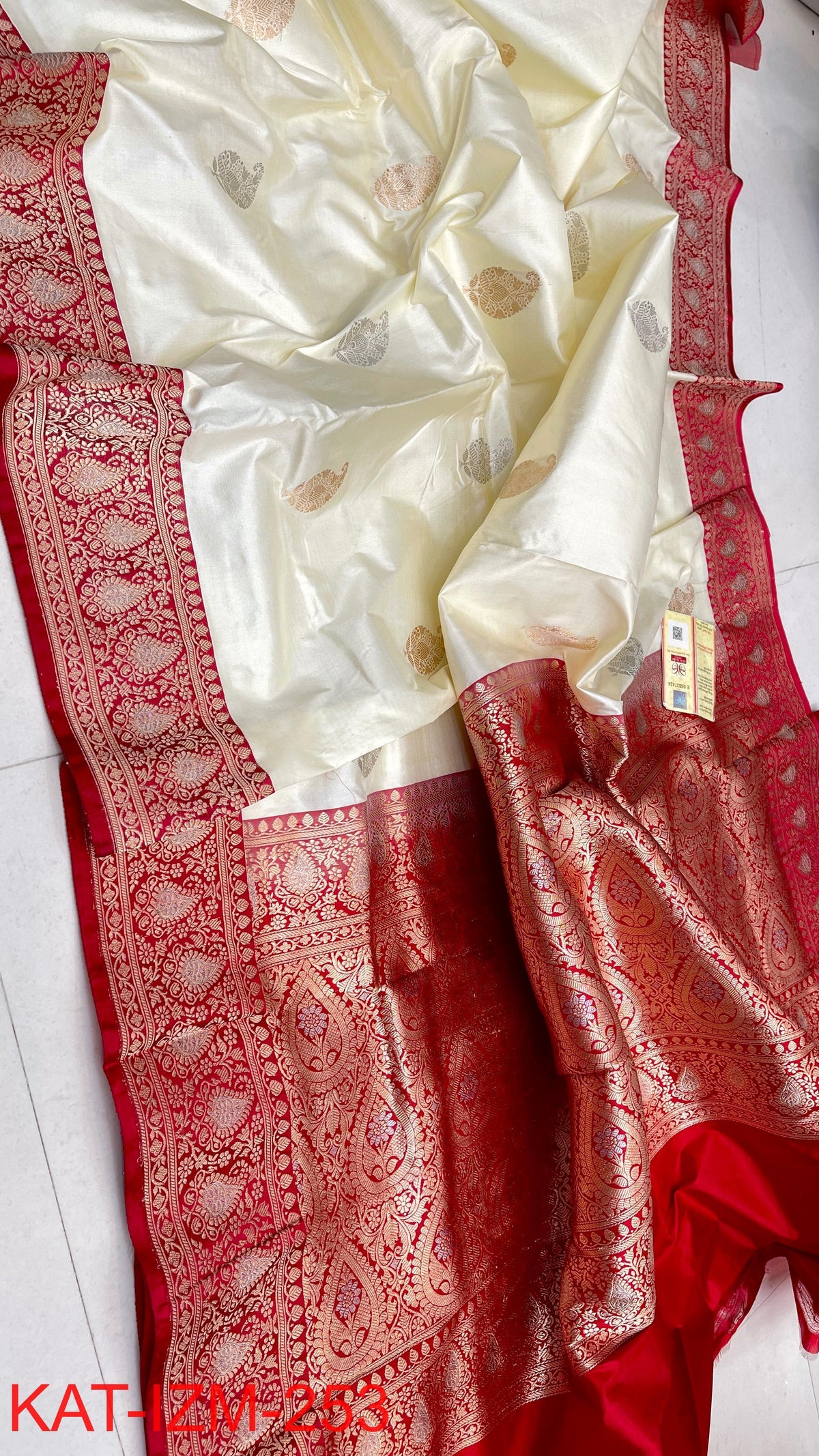 Pure Handloom banarasi KATAN **Checks +Meenakari* SAREE
*KATAN Checks + Meenakari*
Silk Sarees with antique Jari
*Rich Pallu
* Blouse with Border
* Smooth & Soft Fabric