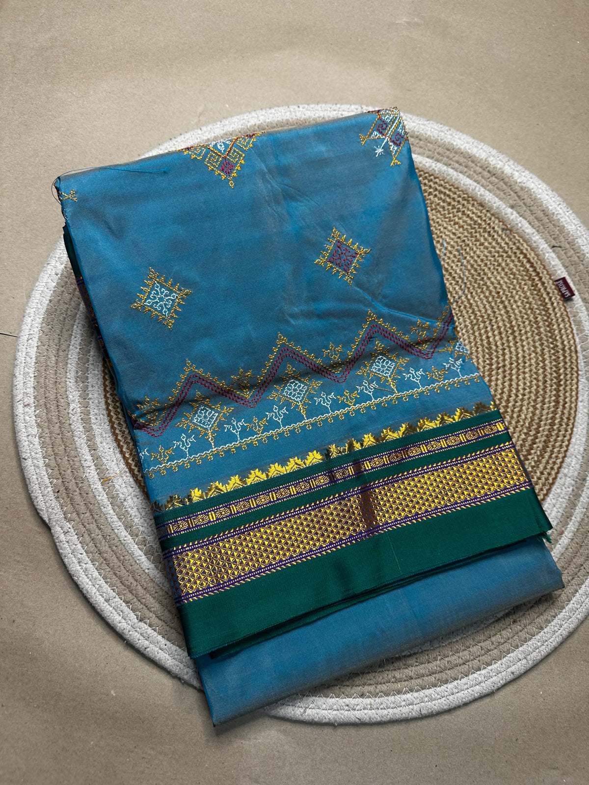 Material - shiny Maserised blended blended silk
Border - chikki paras
Saree Name -ilkal special kasuti saree
Pallu -patti pallu
Blouse -running
Handloom -no
Saree length- 6.2