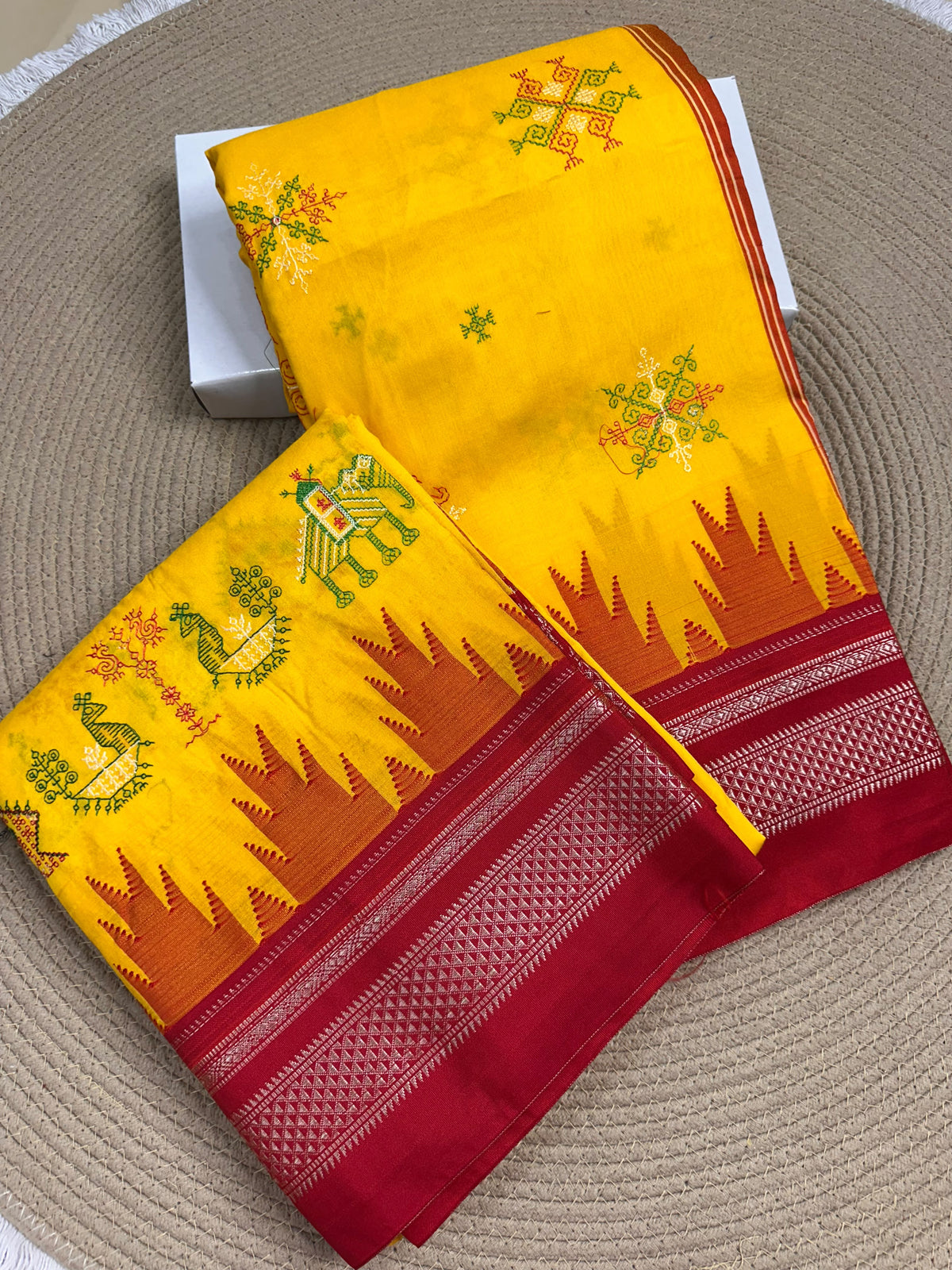 Material - Maserised cotton
Border - Temple border, Chikki Paras
Saree Name -Tana warpa kasuti saree
Pallu -Ilkal pallu
Blouse -contrast
Handloom -no
Saree length- 6.2