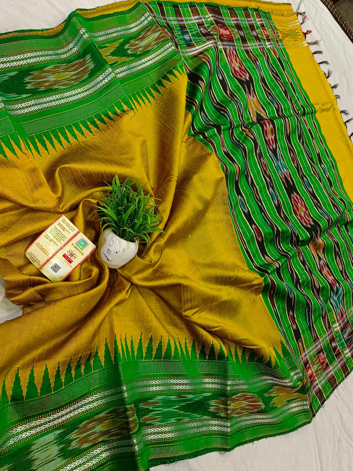 *Pure raw silk handloom Ikkat and vidarbha temple border saree with contrast blouse*
Pure raw silk saree
Silk mark certified
Handloom made
Best quality
Ready to despatch