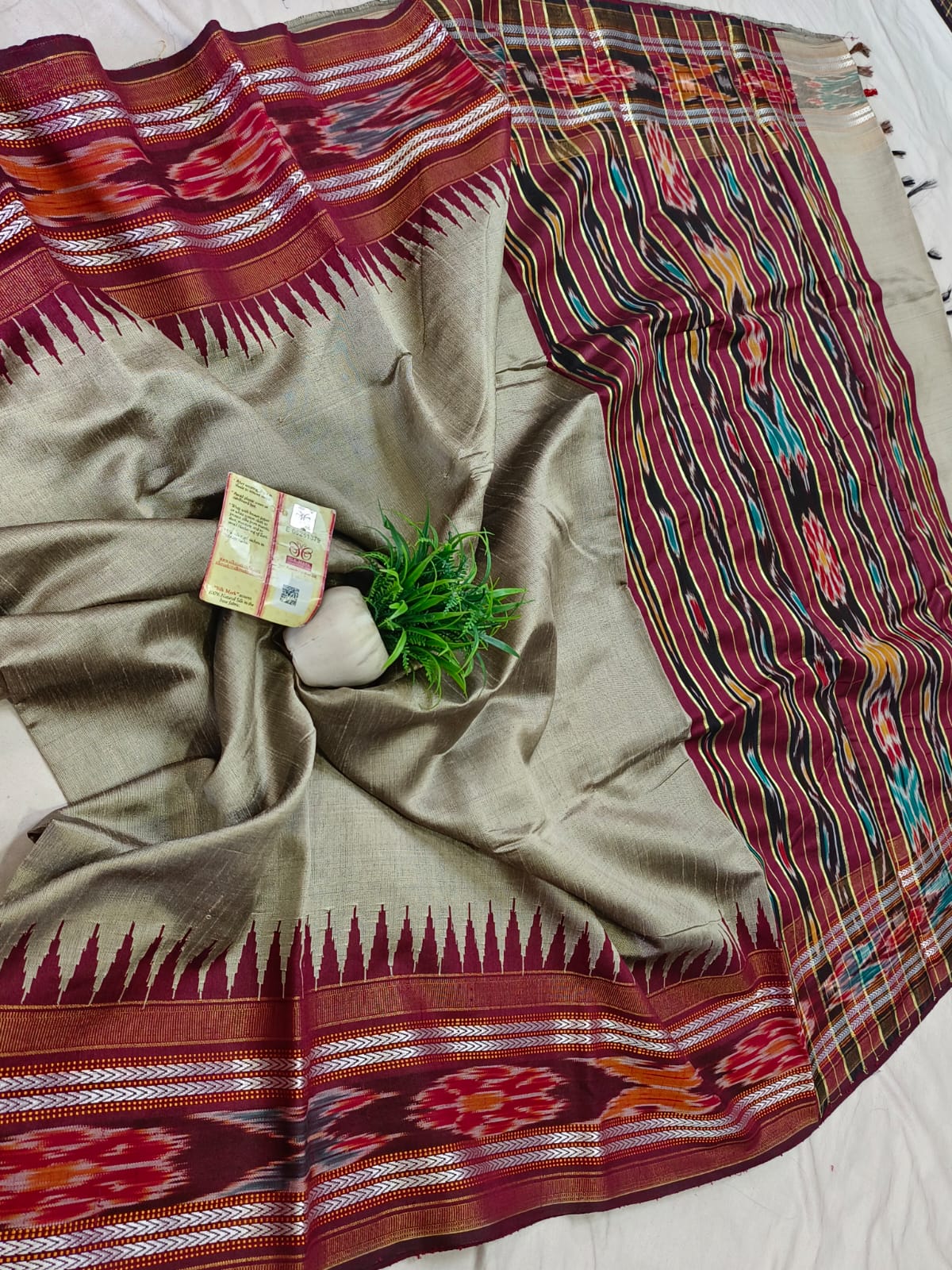 *Pure raw silk handloom Ikkat and vidarbha temple border saree with contrast blouse*
Pure raw silk saree
Silk mark certified
Handloom made
Best quality
Ready to despatch