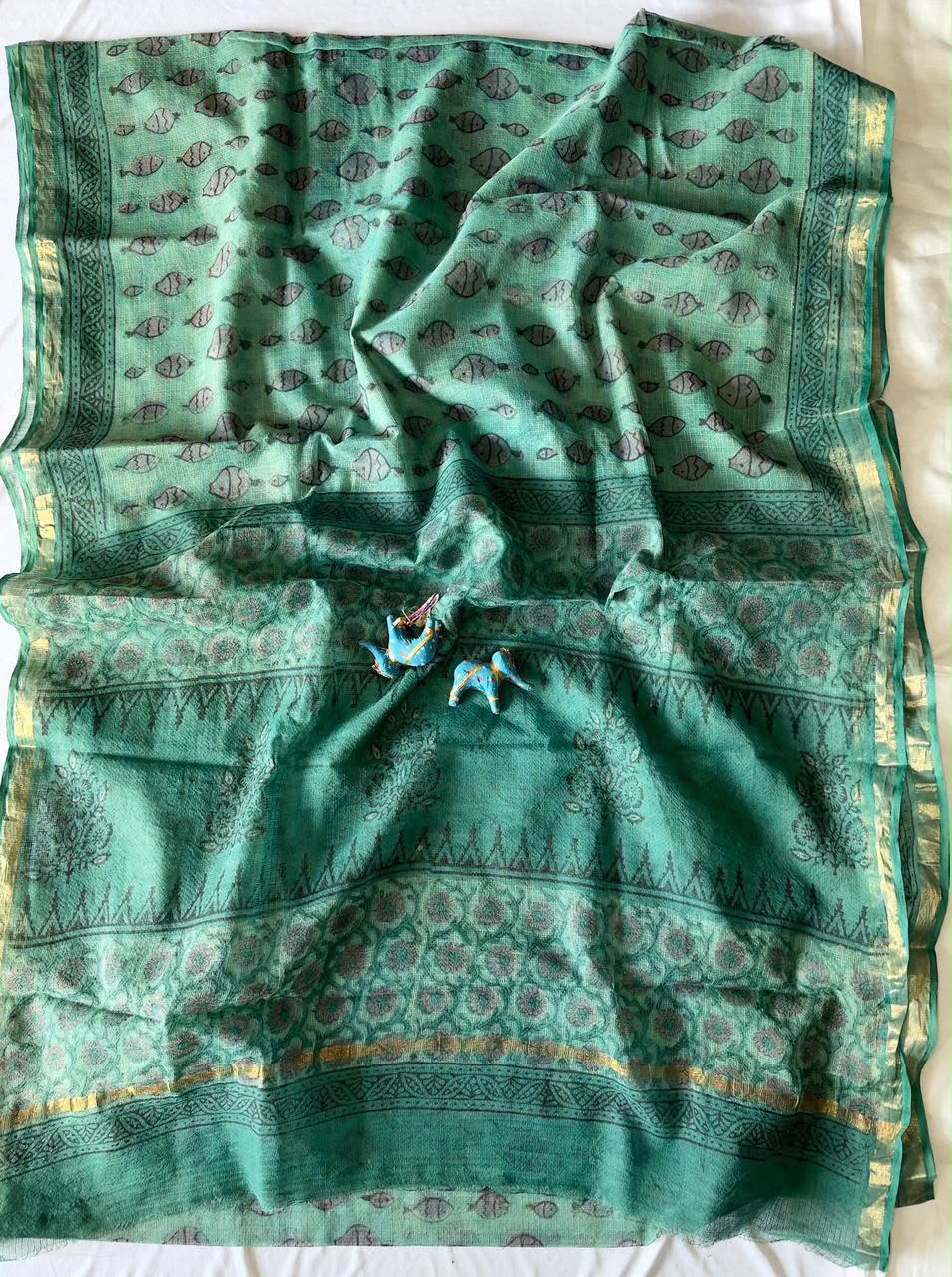Summer special collection
Vanaspati ajark print
Kota saree new collection of Bagru print
New collection Saree Kota Doriya .
Hand made
Block print , Dabu print , Bagru print , vaspati print, ajark prijt
Saree length 5.5 mtr
Blouse. 80cm
Hand block printed.