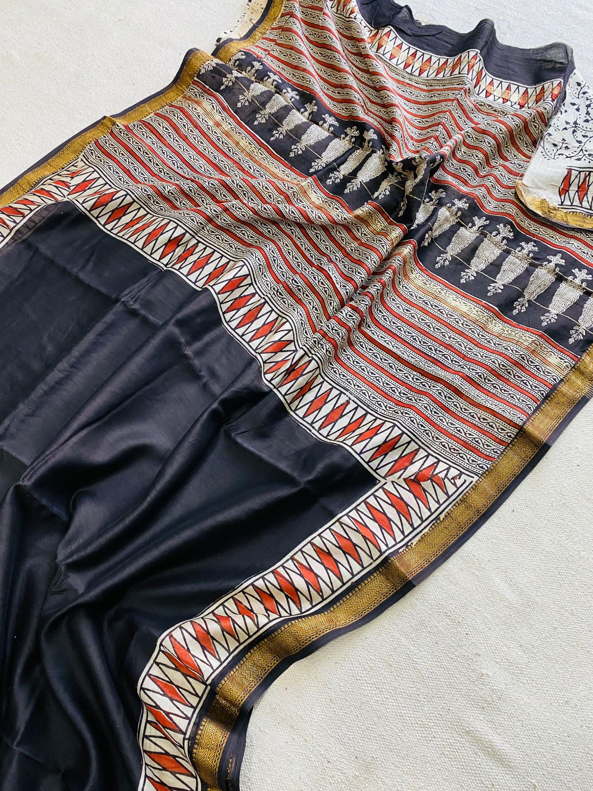 Let’s Wear #ethicallymade✅
🍁Beautifully Crafted Maheshwari Silk Saree collection🍁
Specially Designed in Bagru jahota rapid dabu hand block print
100% Natural Dye
Fabric : Maheshwari Silk
Length : 5.5 Meters
Blouse Piece : 0.90 Meter