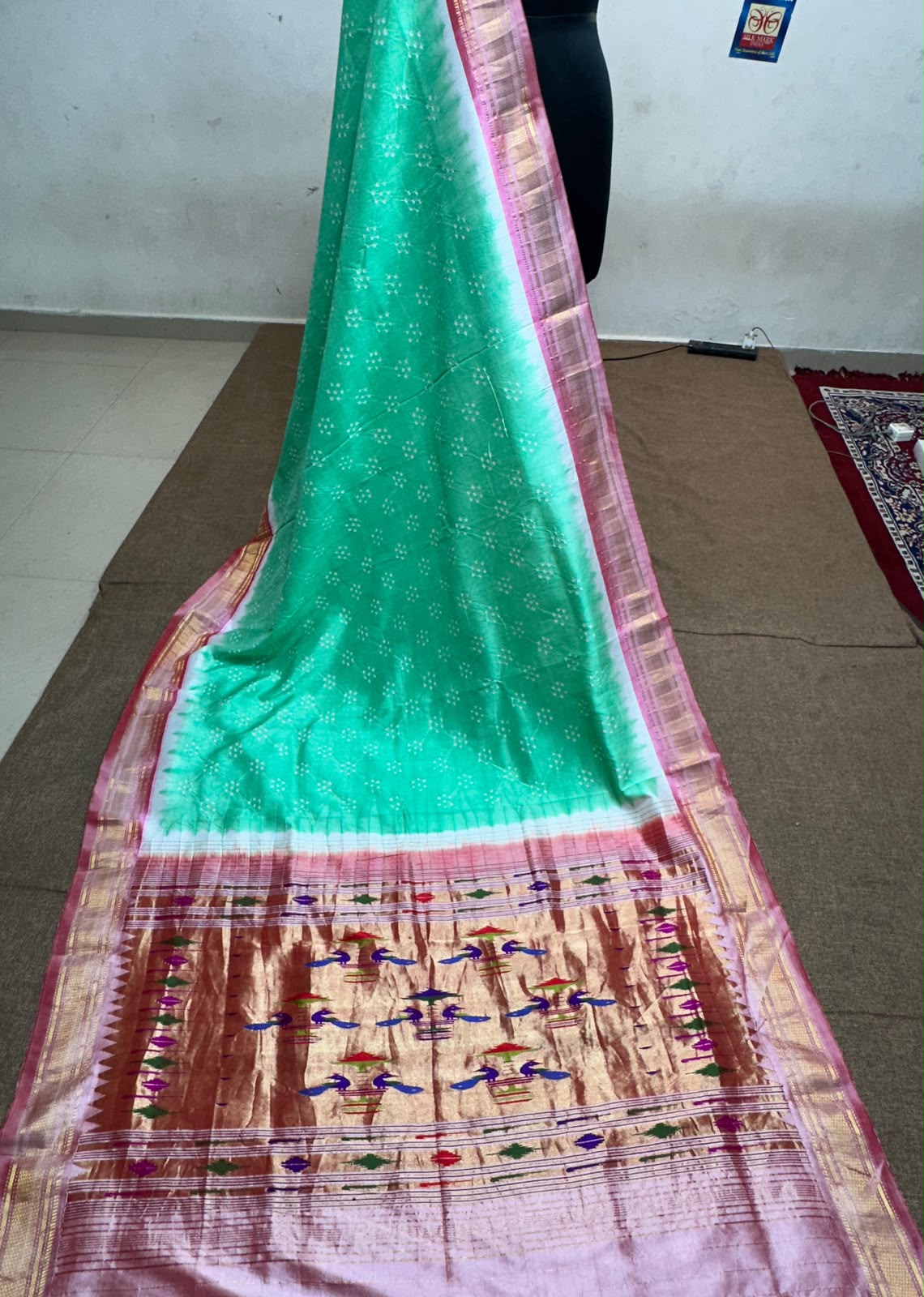 Handmad bandhni
on pure.silk
handwoven paithani