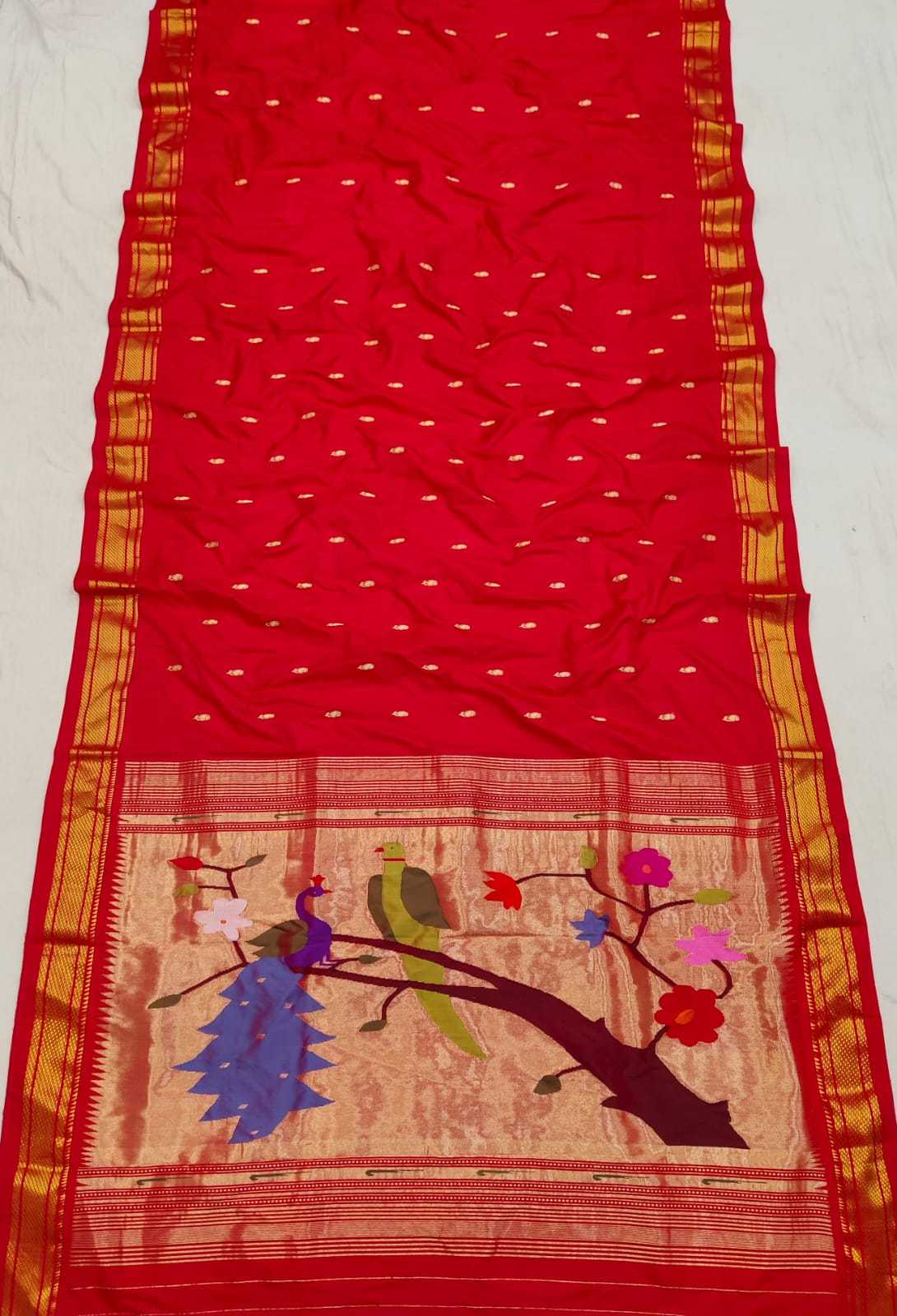*Yeola Paithani*
Pure Silk
Fancy pallu
💯 Handwoven
Silkmark Certified
Shoulder Buttis
Quality Weaving 👌🏼
With Running Blouse
