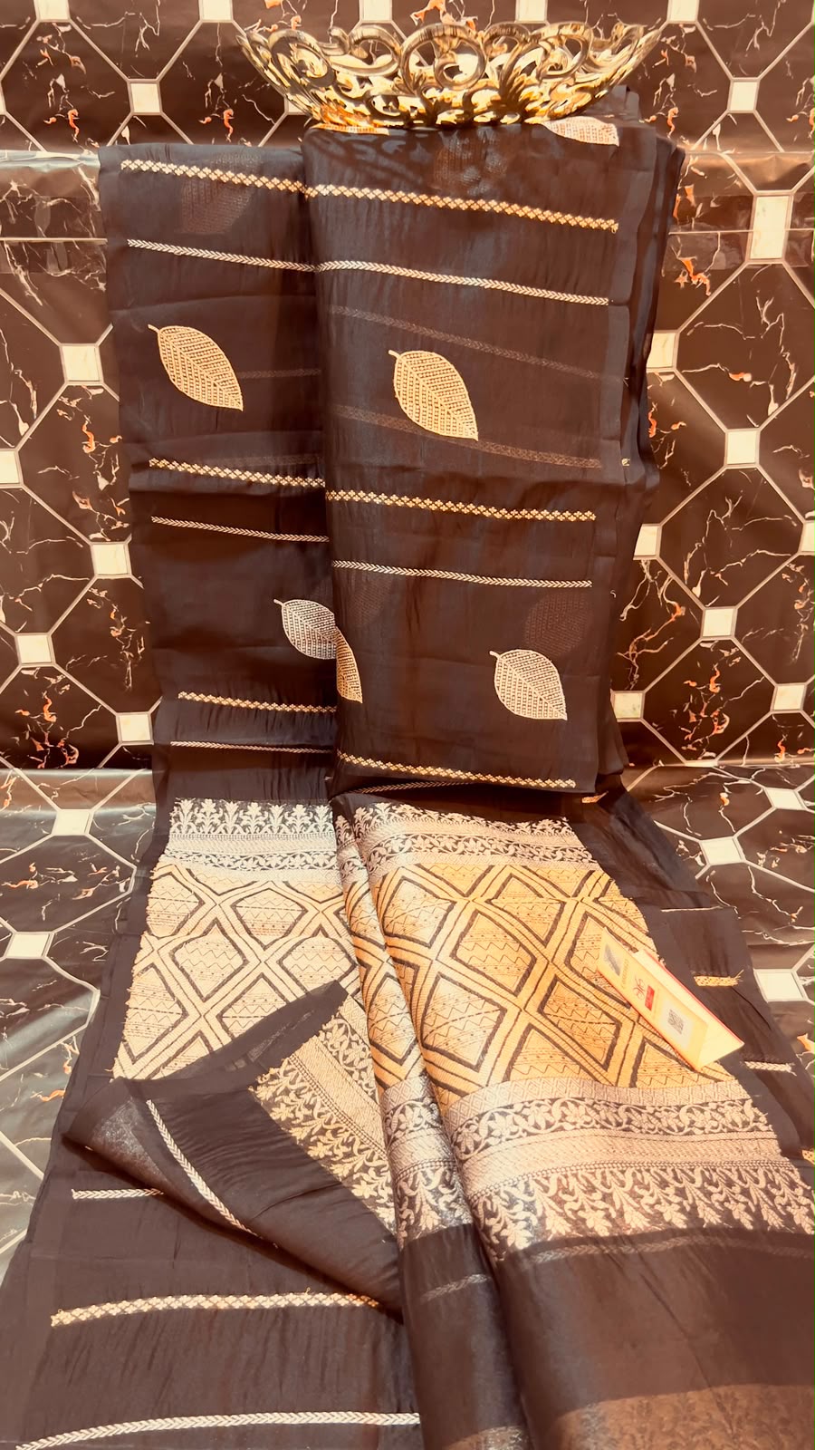 EXCLUSIVE HANDLOOM PURE KORA SILK
• Fancy Kora Silk
• Piping Kanji Border with Antique Zari
• Rich Pallu & Heavy Blouse
• Silk Mark Certified
• Smooth & Soft