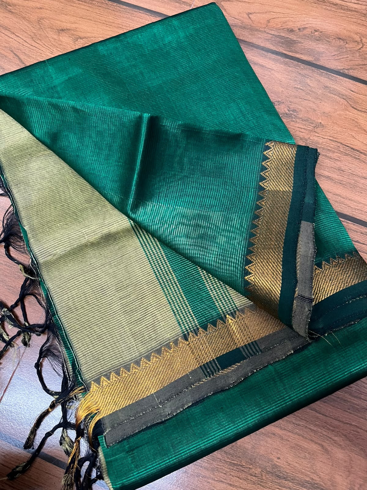 MANGALAGIRI pattu sarees
with nizam border sarees.
Contrast blouse and pallu.