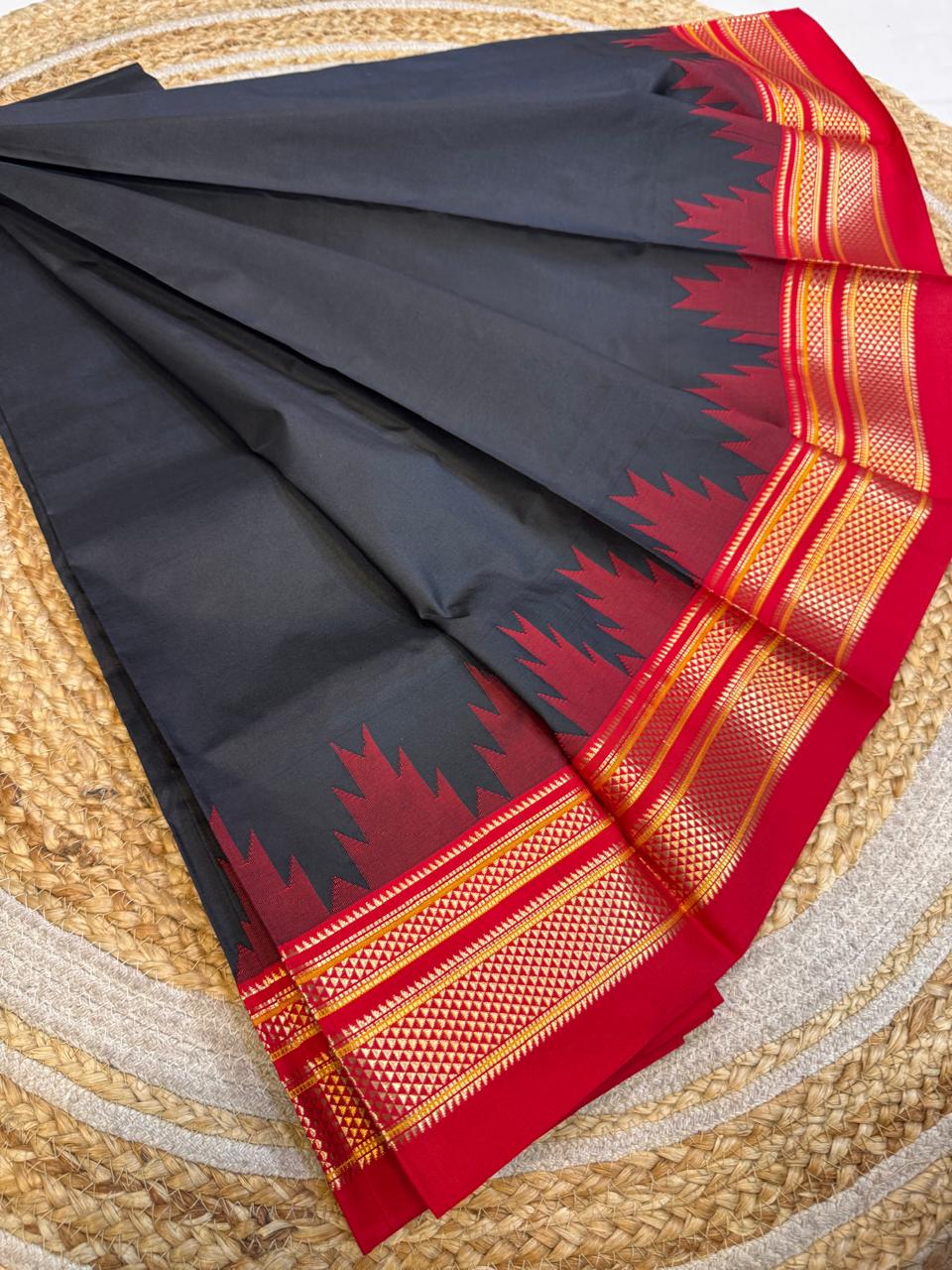 *Big Temple Border Ilkal*
Exclusive silk ilkal saree
Pure silk big temple border design superior quality ilkal saree
With contrast blouse
6.10mtrs length
Full body pure silk Border, pallu & blouse semi silk
