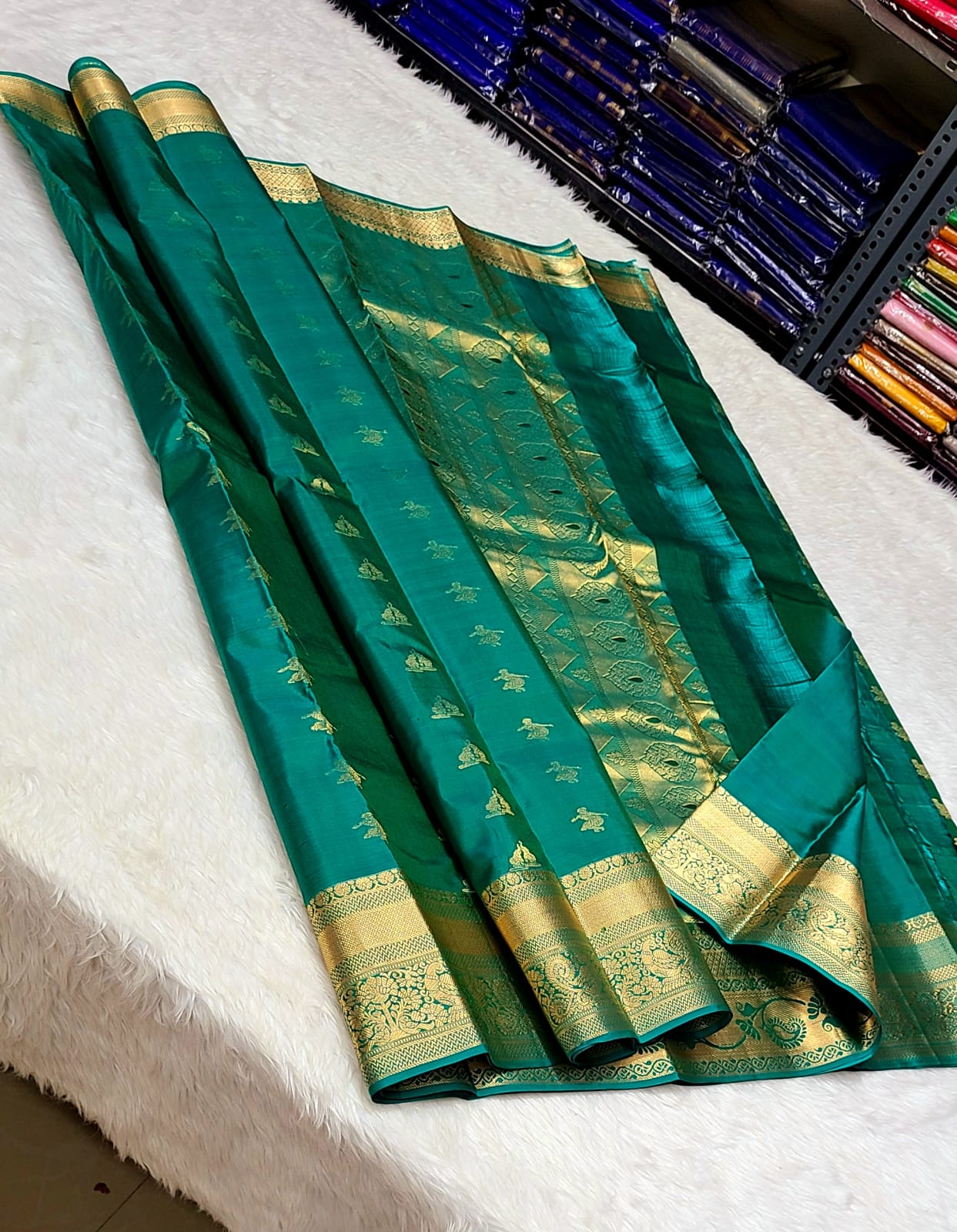 *100% PURE Pure Silk KanjeevaramPURAM HANDWOVEN VERY PREMIUM QUALITY 1G SELF PATTERN SILK SAREES*
*1 GRAM GOLD PURE ZARI WEAVING*
*SILK MARK CERTIFICATE ATTACHED*
GOLD ZARI WEAVING PAKKKA HANDLOOM
EXCLUSIVE COLLECTION SUNDAY OFFER