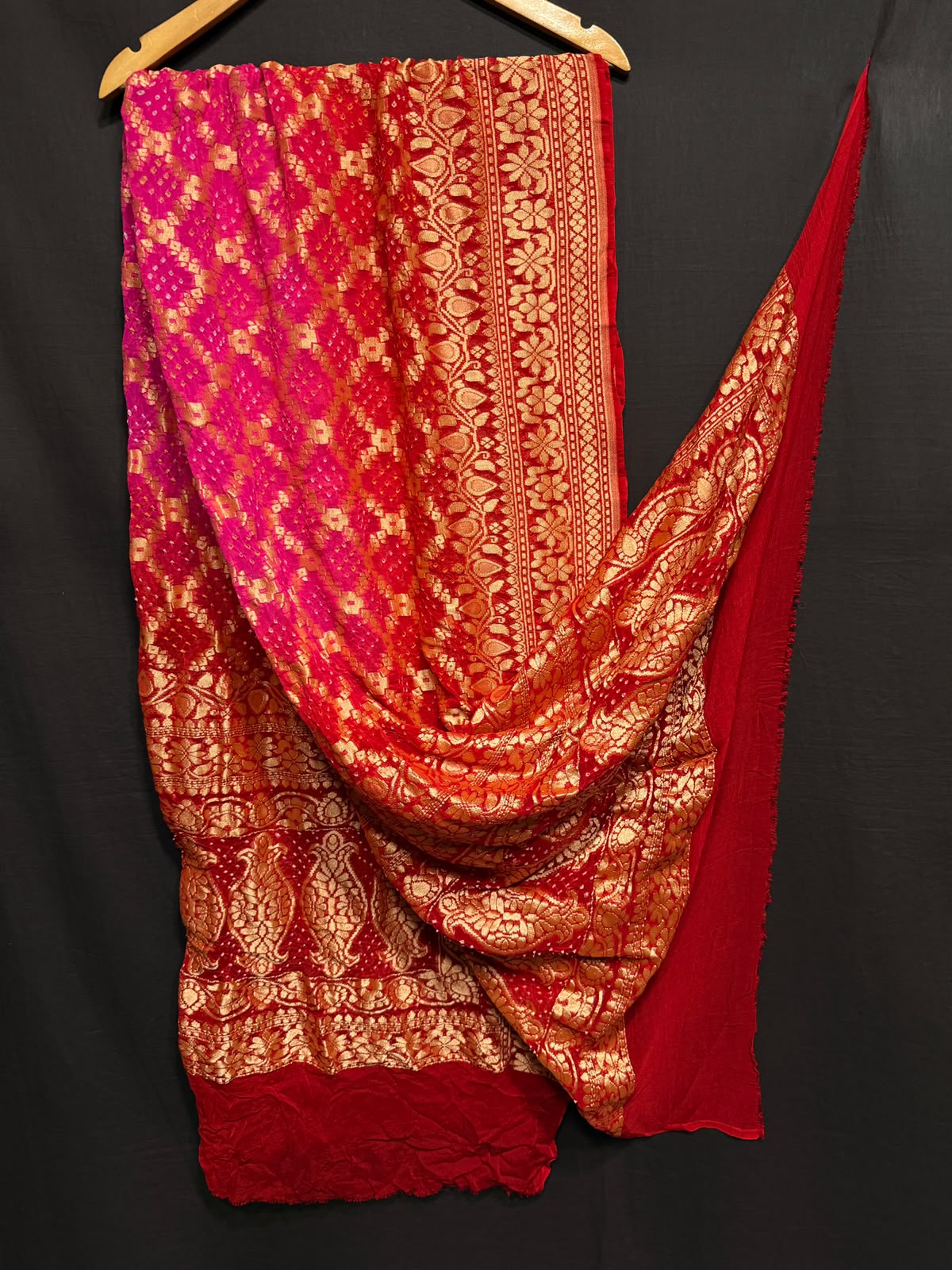 **Nim Zari Bandhej Dupatta**
- **Fabric:** handwoven Georgette
- **Design:** Beautiful Bandhej, Real Nimzari
- **Quality:** Best quality & colour
- ** colour:** pastel & Dark
**Description:**
- **Length:** 2.50 meters, full length
- **Use:** Dress & Lehenga Choli Dupatta