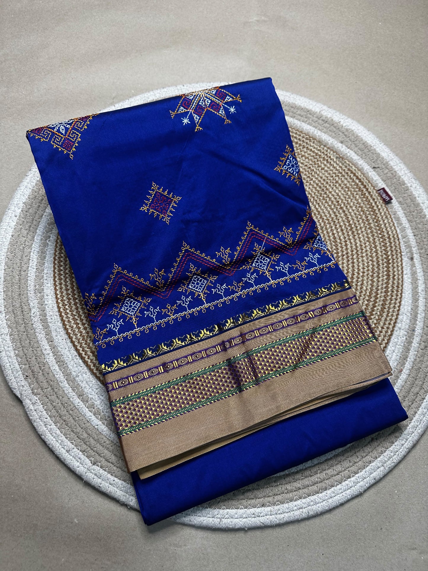 Material - shiny Maserised blended blended silk
Border - chikki paras
Saree Name -ilkal special kasuti saree
Pallu -patti pallu
Blouse -running
Handloom -no
Saree length- 6.2