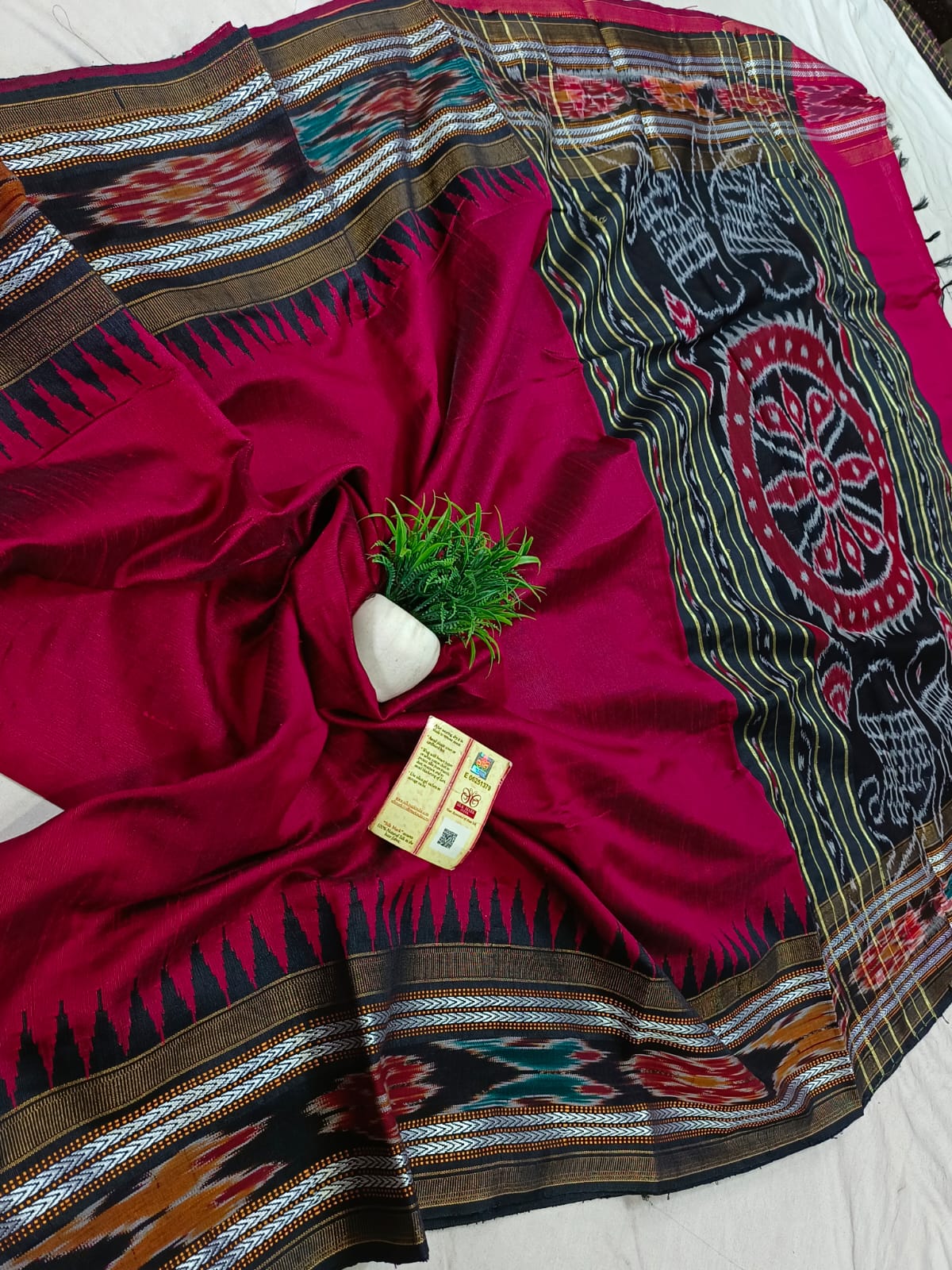 *Pure raw silk handloom Ikkat and vidarbha temple border saree with contrast blouse*
Pure raw silk saree
Silk mark certified
Handloom made
Best quality
Ready to despatch