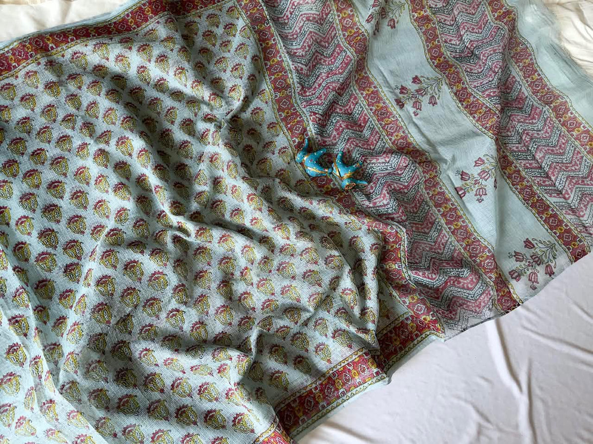 Summer special collection
Vanaspati ajark print
🥻🥻🥻🥻🥻🥻
Kota saree new collection of Bagru print
New collection Saree Kota Doriya .
Hand made
Block print , Dabu print , Bagru print , vaspati print, ajark prijt
Saree length 5.5 mtr
Blouse. 80cm
Hand block printed