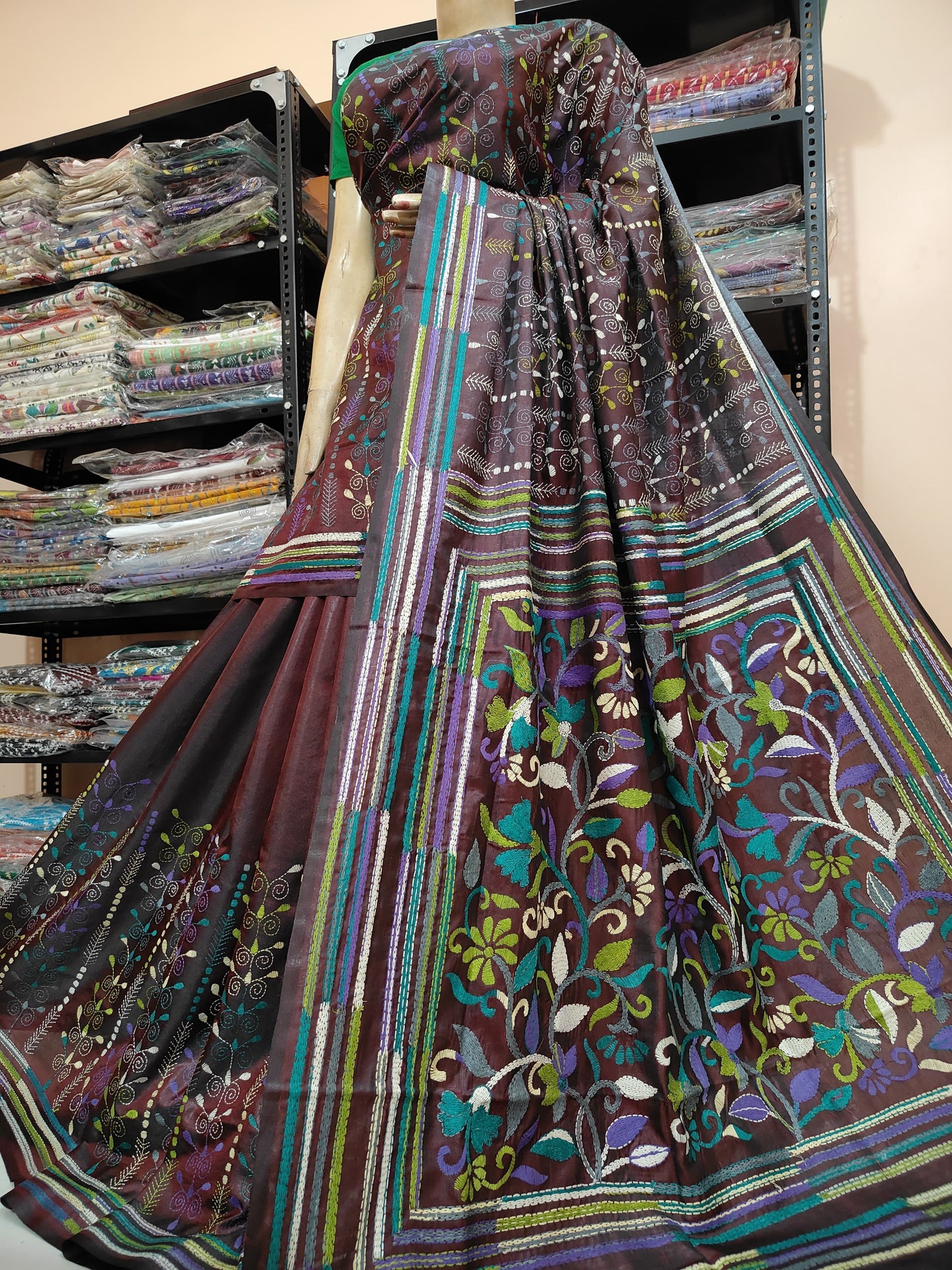 Traditional Shantiniketan hand Kanthastitch saree On
Belendend bangalore silk Material
With Kanthastitch Work Bp
