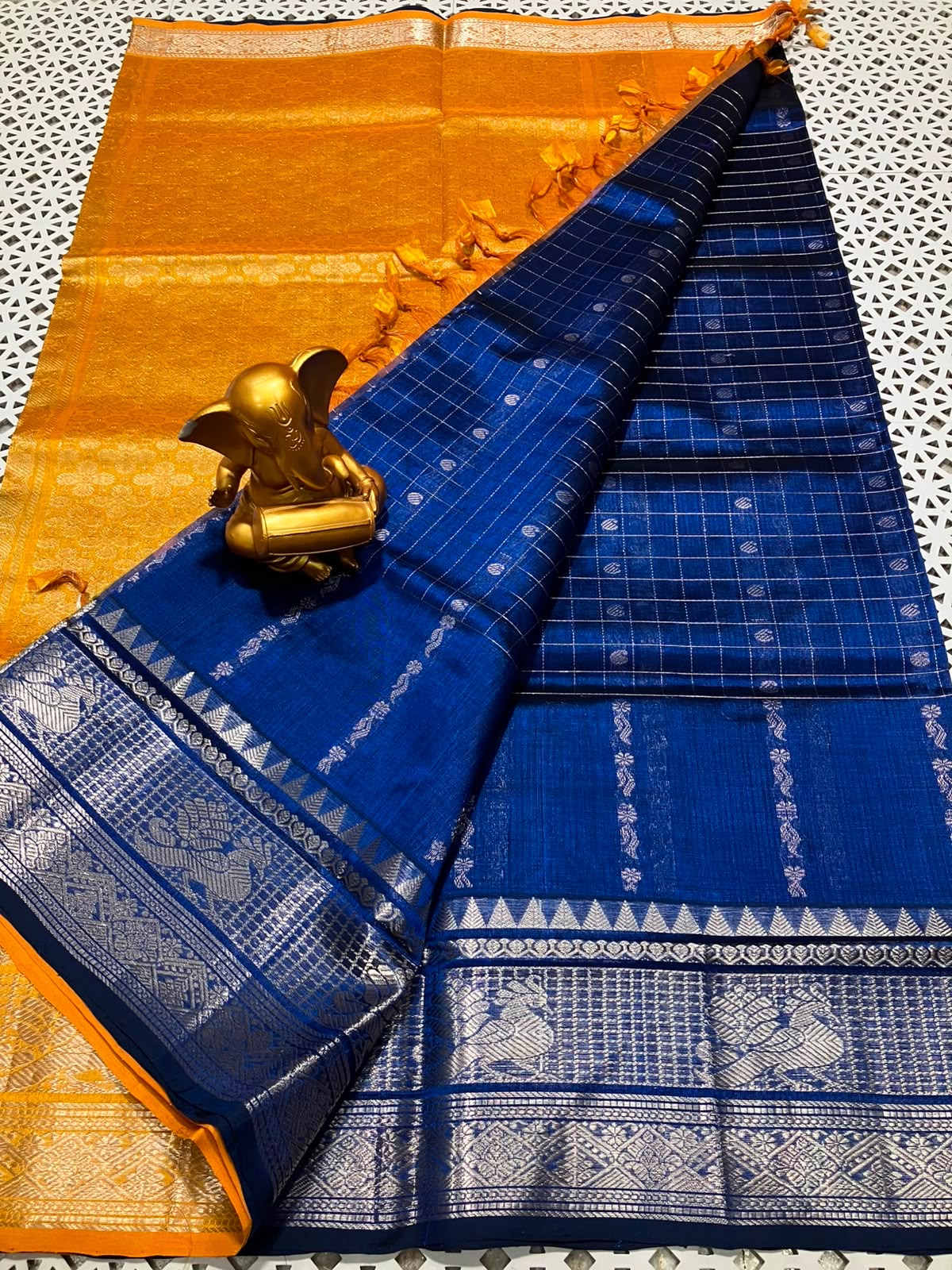 *Material*:Mangalagiri Pattu by cotton
*Model*:Kanchi border checks and butta Pattu sarees
Contrast pallu and blouses
Running pallu and blouses