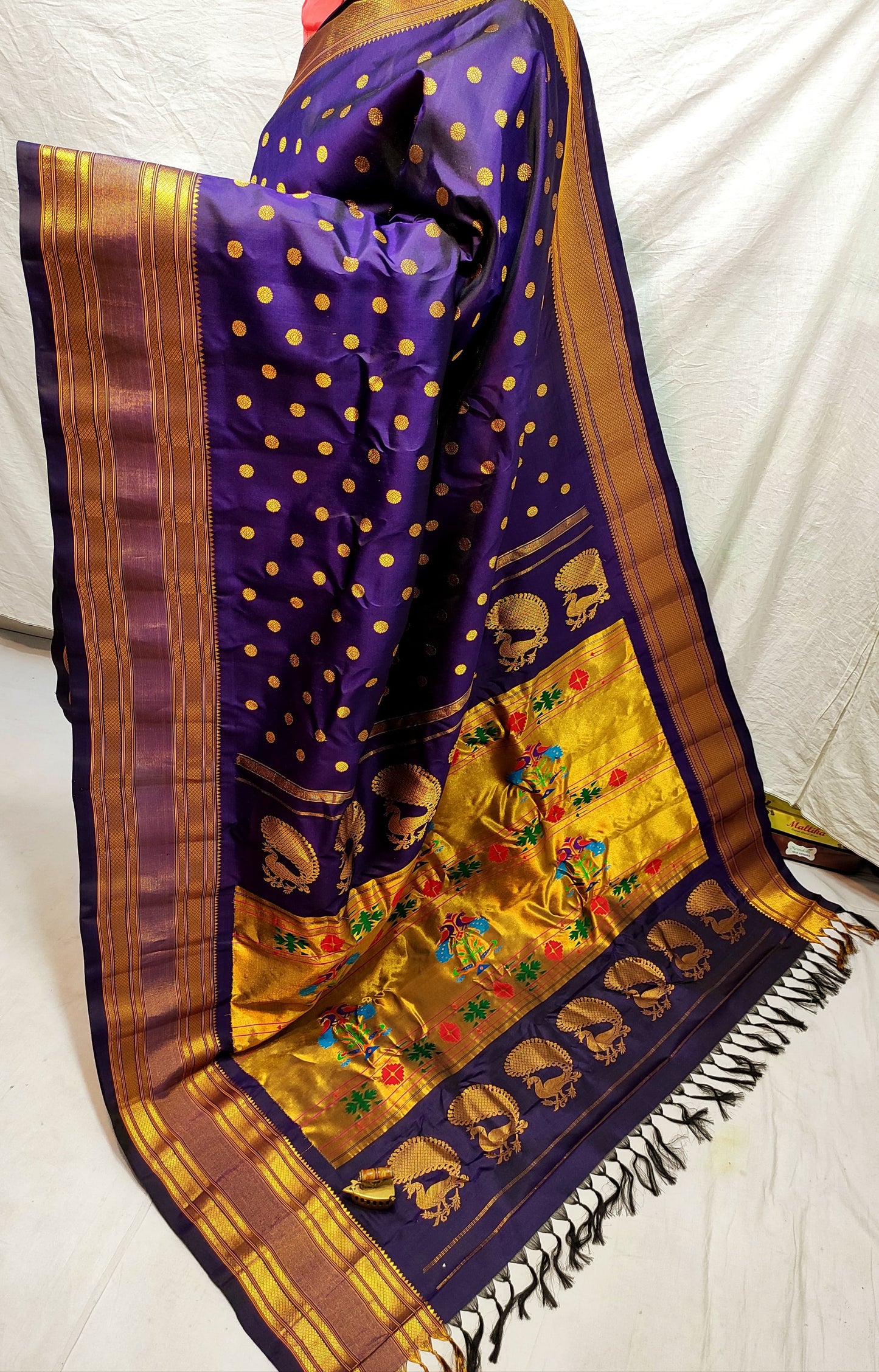 Swamini Maharani Kalanjali Paithani.
Handmade Saree
Pure Silk Material
Maharani Pallu
All Over Butta
Self Blouse.
Soft Wear