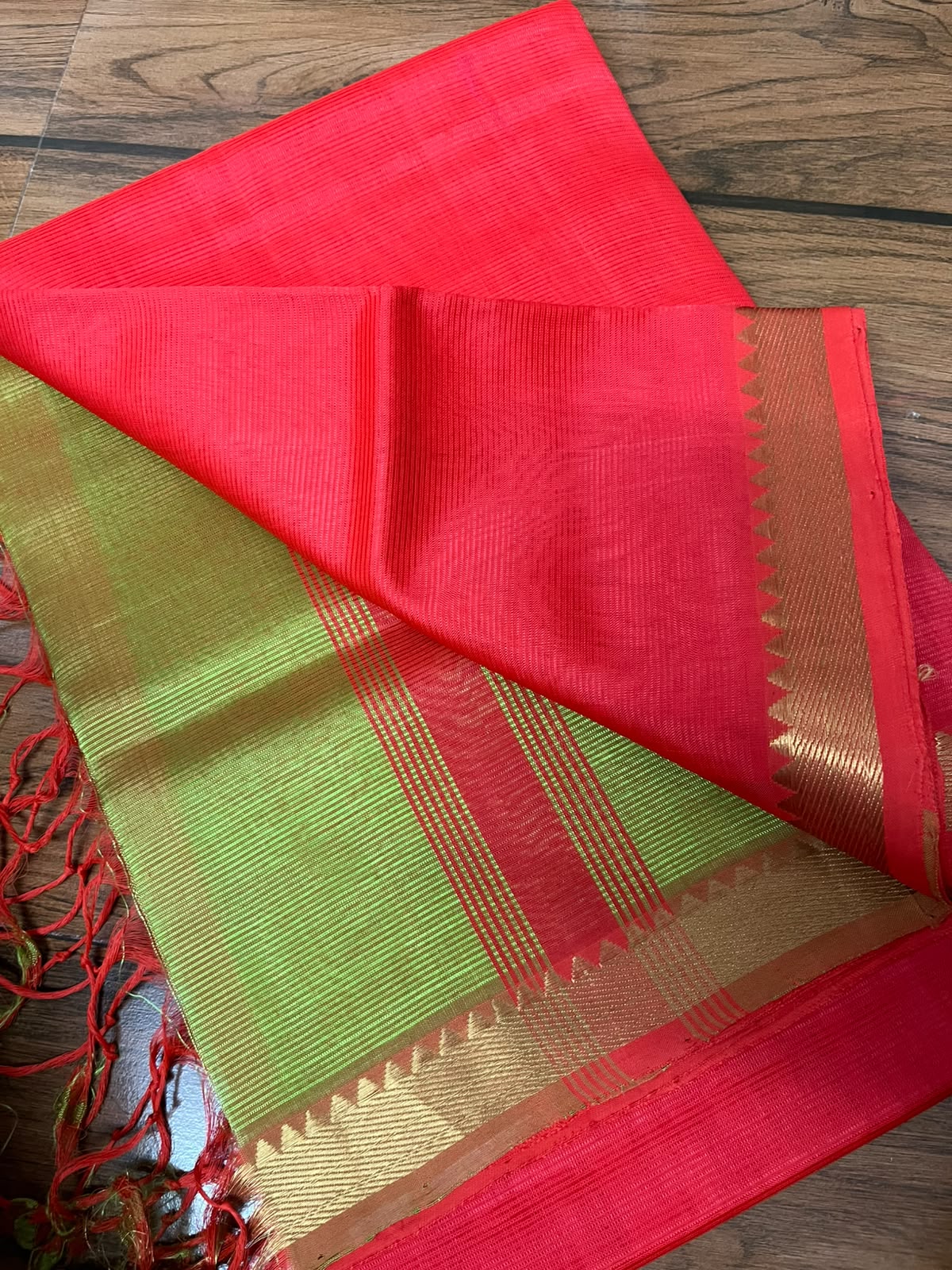 MANGALAGIRI pattu sarees
with nizam border sarees.
Contrast blouse and pallu.