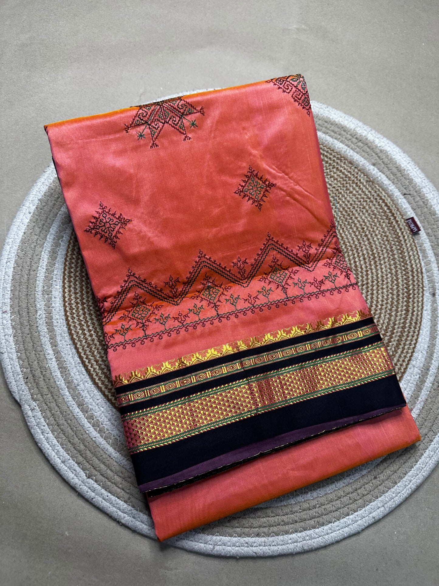 Material - shiny Maserised blended blended silk
Border - chikki paras
Saree Name -ilkal special kasuti saree
Pallu -patti pallu
Blouse -running
Handloom -no
Saree length- 6.2