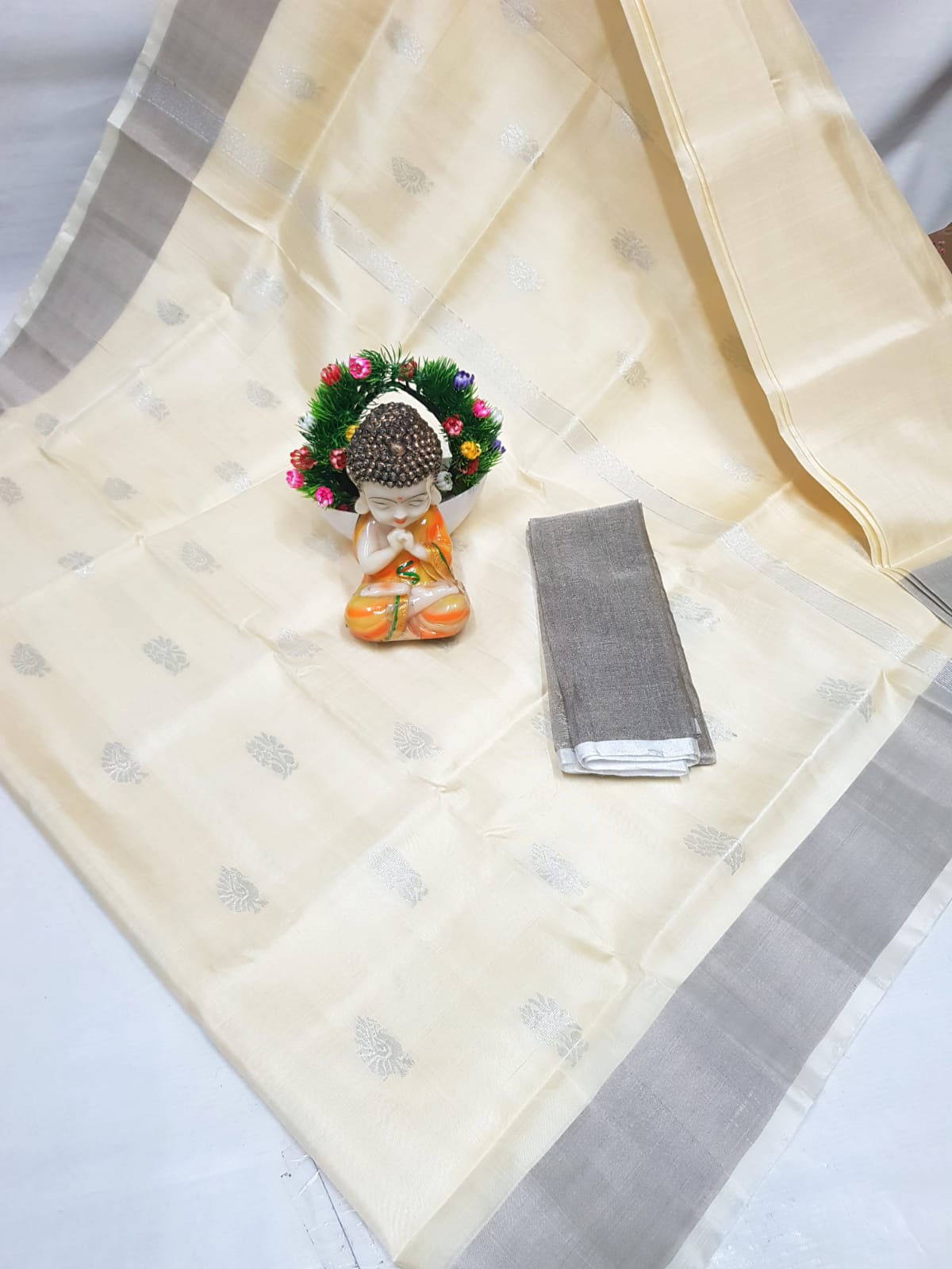 🌹uppada pattu🌹 💐 🌹 Dollar buta sarees 🌹💐
🌹Good quality 💐👌👌👌
Fabric: uppada pattu/pattu 💐💐
