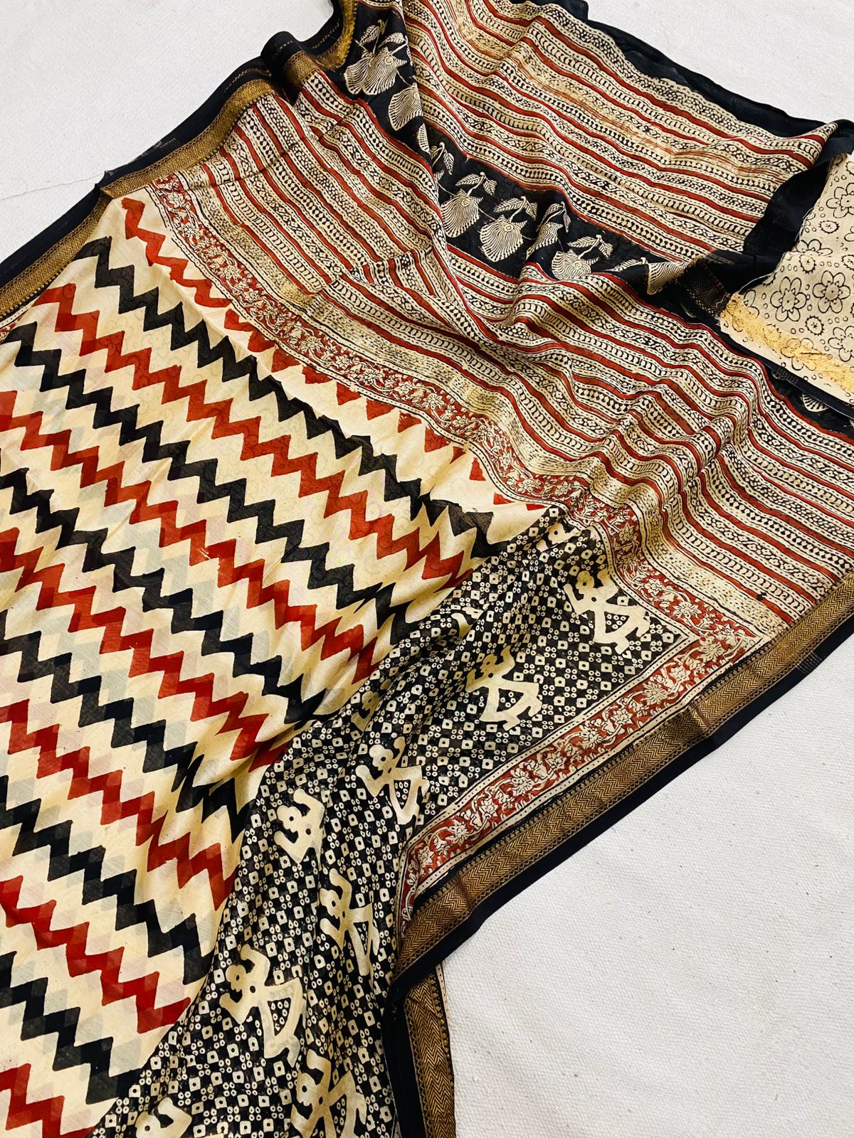 Let’s Wear #ethicallymade✅
🍁Beautifully Crafted Maheshwari Silk Saree collection🍁
Specially Designed in Bagru jahota rapid dabu hand block print
100% Natural Dye
Fabric : Maheshwari Silk
Length : 5.5 Meters
Blouse Piece : 0.90 Meter
