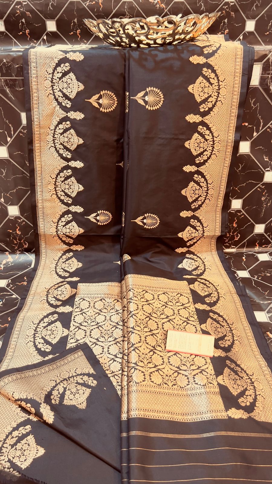 Exclusive Pure Katan Silk Handloom Saree
All-Over Alfi Boota | Kaduwa Border | Pista Zari Work
Rich Pallu | Running Blouse | Silk Mark Certified
Lightweight, Smooth & Soft