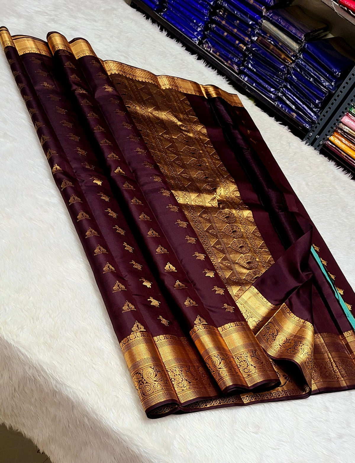 *100% PURE Pure Silk KanjeevaramPURAM HANDWOVEN VERY PREMIUM QUALITY 1G SELF PATTERN SILK SAREES*
*1 GRAM GOLD PURE ZARI WEAVING*
*SILK MARK CERTIFICATE ATTACHED*
GOLD ZARI WEAVING PAKKKA HANDLOOM
EXCLUSIVE COLLECTION SUNDAY OFFER