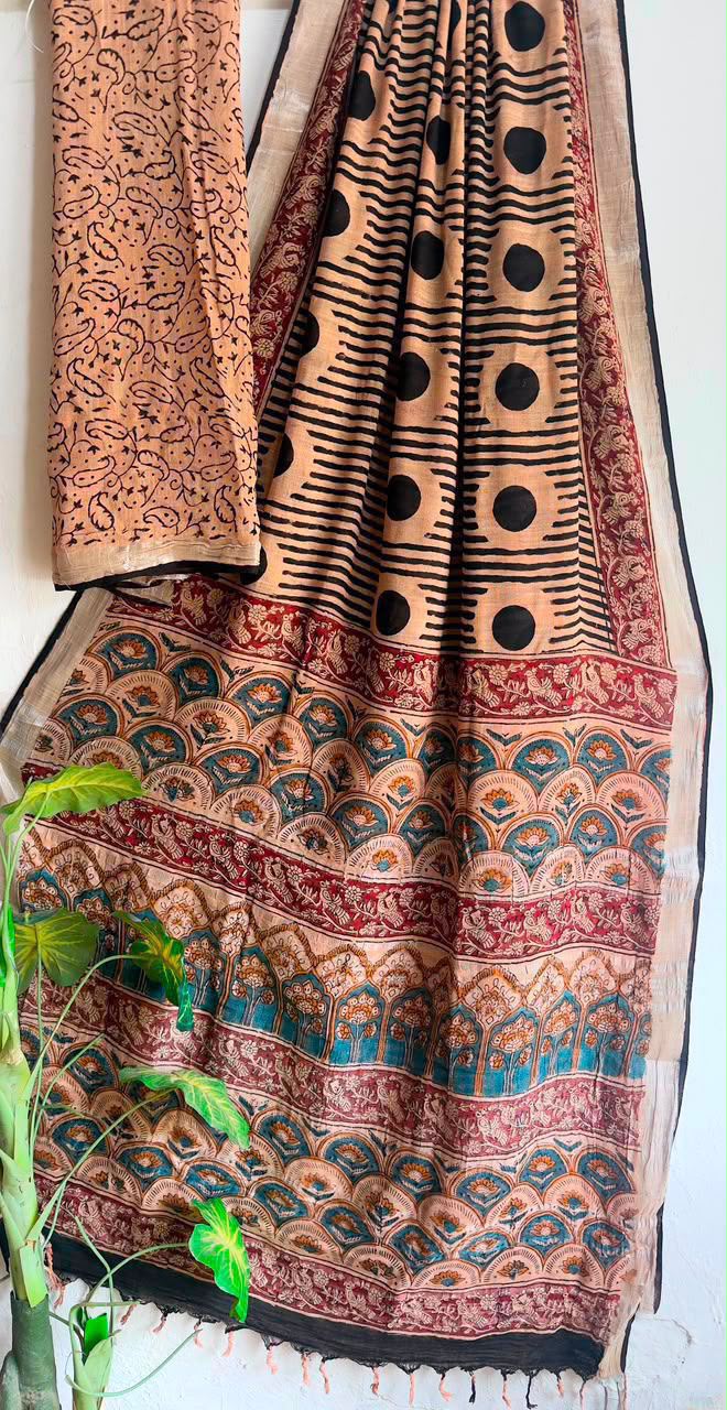 👌🏻Linen collection 👌🏻
.... *Hand* block printed linen saree with blouse.....
Size 6.5 with blouse
Natural dye n colour
Pure hand ( without screen print )