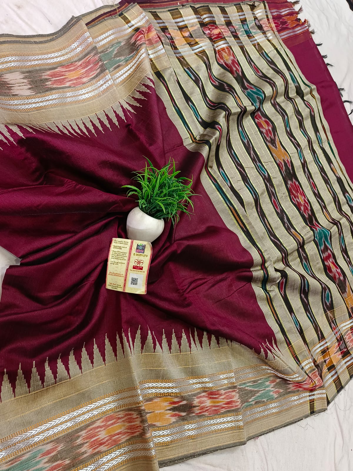 *Pure raw silk handloom Ikkat and vidarbha temple border saree with contrast blouse*
Pure raw silk saree
Silk mark certified
Handloom made
Best quality
Ready to despatch