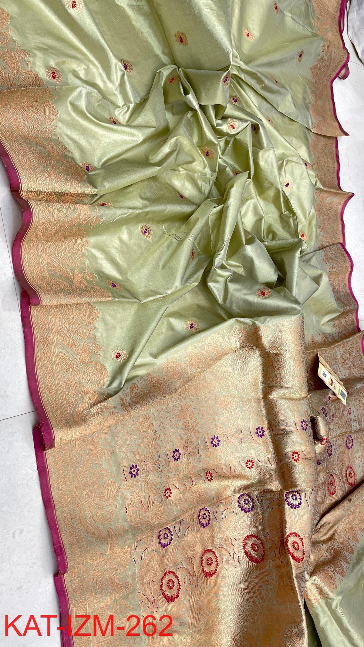 Pure Handloom banarasi KATAN **Checks +Meenakari* SAREE
*KATAN Checks + Meenakari*
Silk Sarees with antique Jari
*Rich Pallu
* Blouse with Border
* Smooth & Soft Fabric