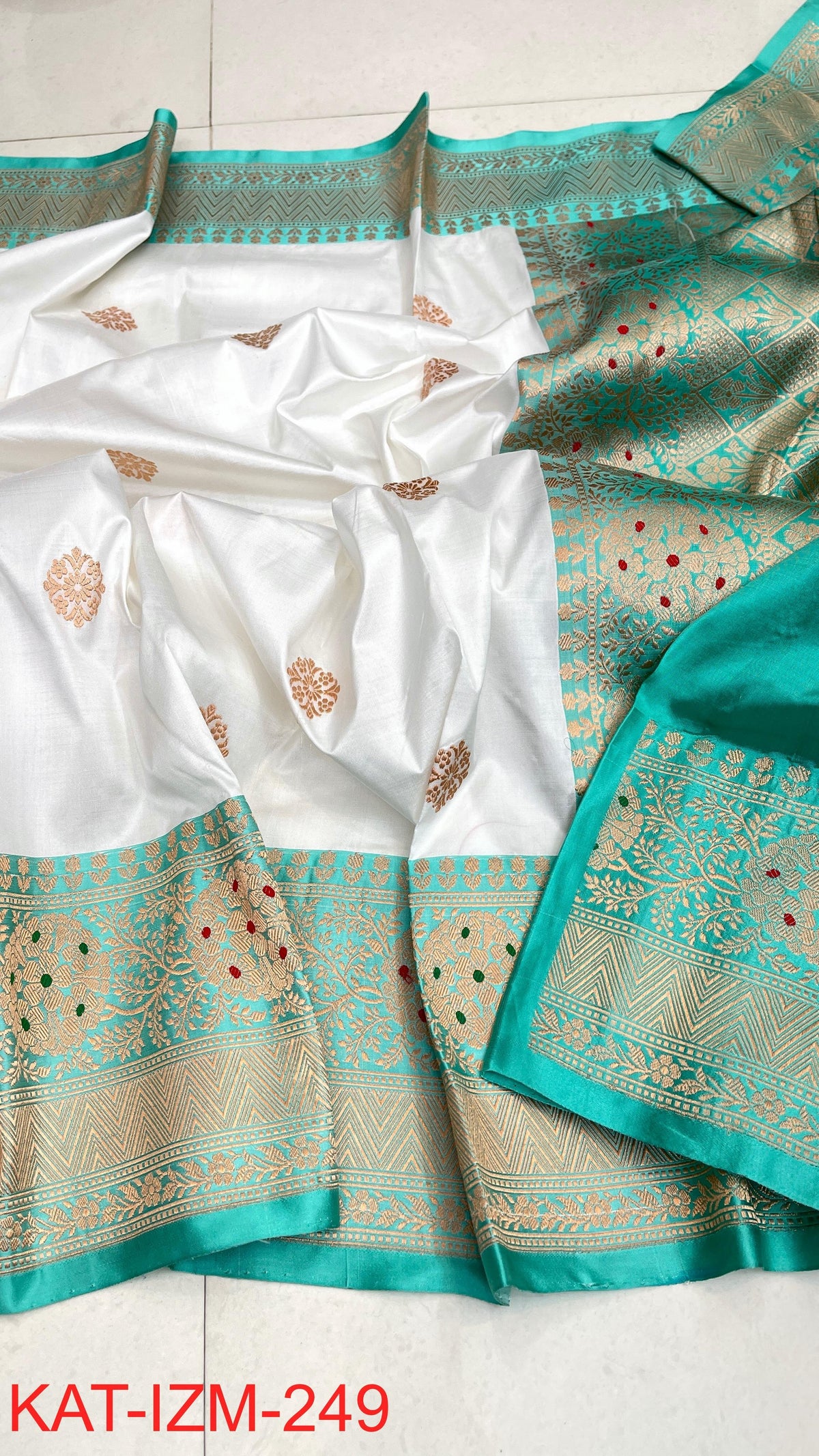 Pure Handloom banarasi KATAN **Checks +Meenakari* SAREE
*KATAN Checks + Meenakari*
Silk Sarees with antique Jari
*Rich Pallu
* Blouse with Border
* Smooth & Soft Fabric
