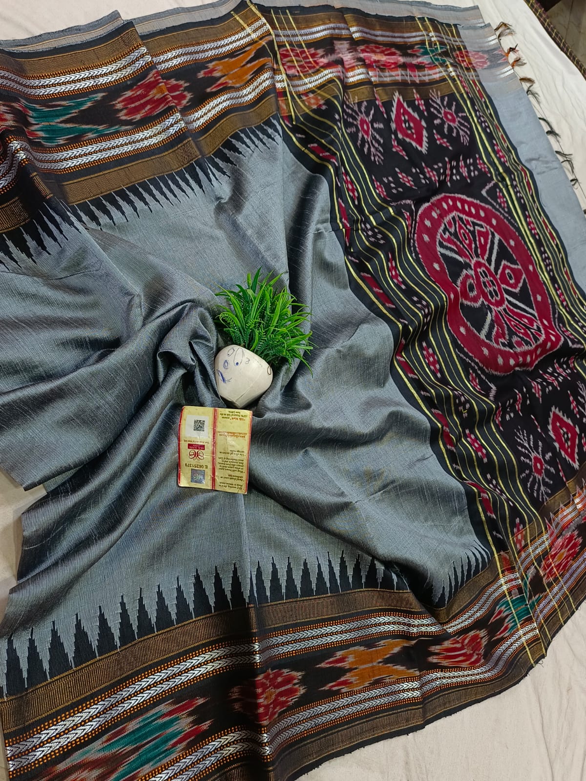 *Pure raw silk handloom Ikkat and vidarbha temple border saree with contrast blouse*
Pure raw silk saree
Silk mark certified
Handloom made
Best quality
Ready to despatch