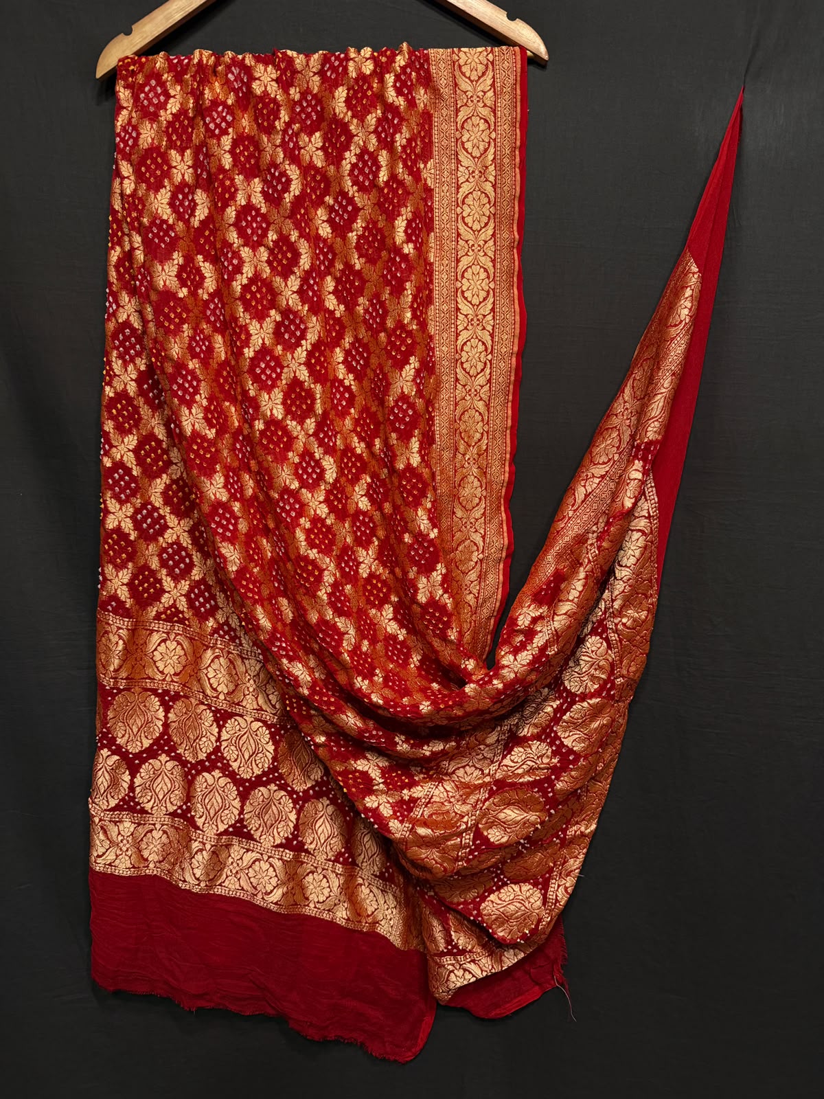 **Nim Zari Bandhej Dupatta**
- **Fabric:** handwoven Georgette
- **Design:** Beautiful Bandhej, Real Nimzari
- **Quality:** Best quality & colour
- ** colour:** pastel & Dark
**Description:**
- **Length:** 2.50 meters, full length
- **Use:** Dress & Lehenga Choli Dupatta